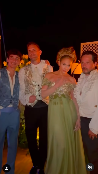 Jennifer Lopez posando para fotos con invitados durante la celebración de su 55 cumpleaños, publicado el 24 de julio de 2024 | Fuente: Instagram/jlo