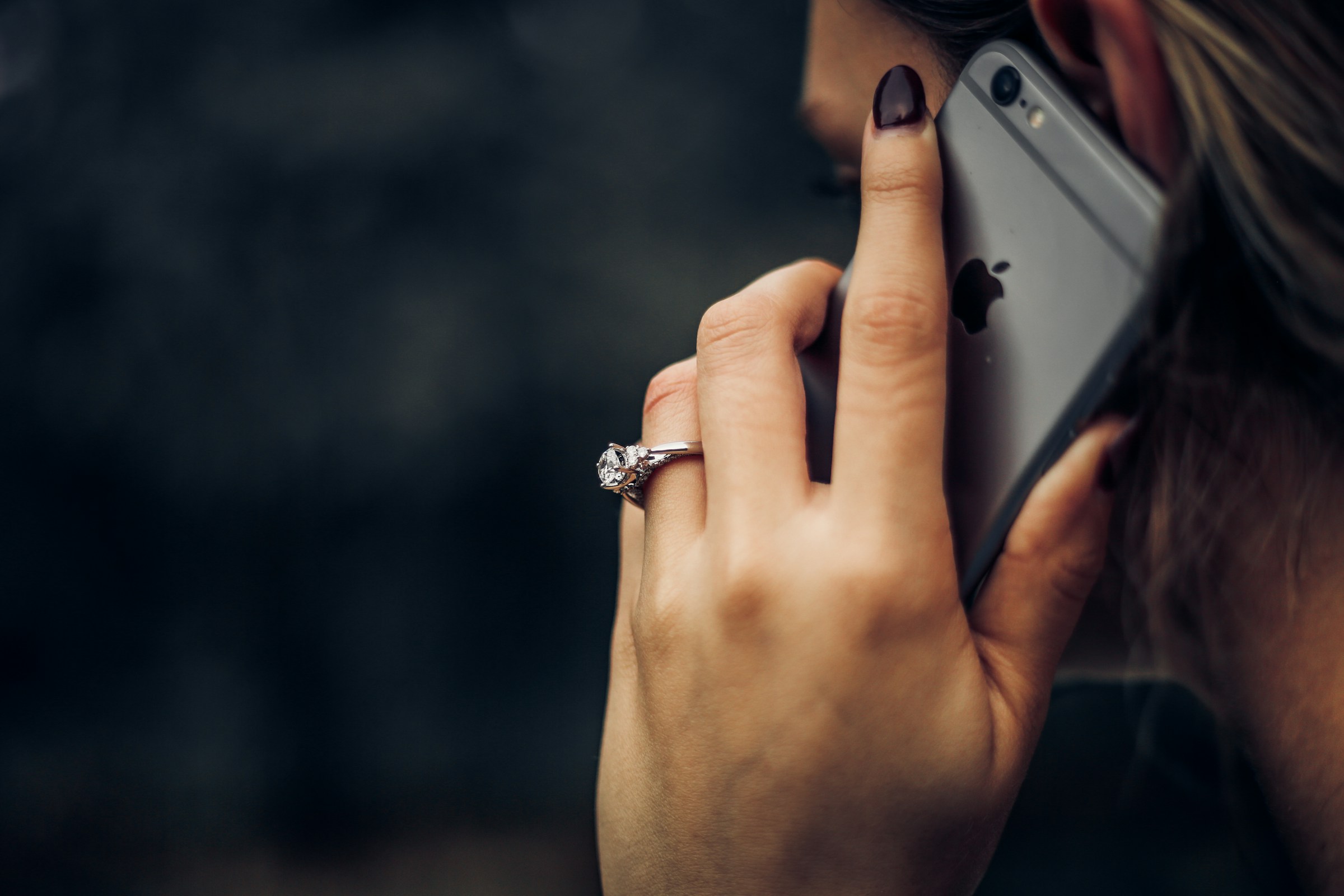 Una mujer hablando por teléfono | Fuente: Unsplash