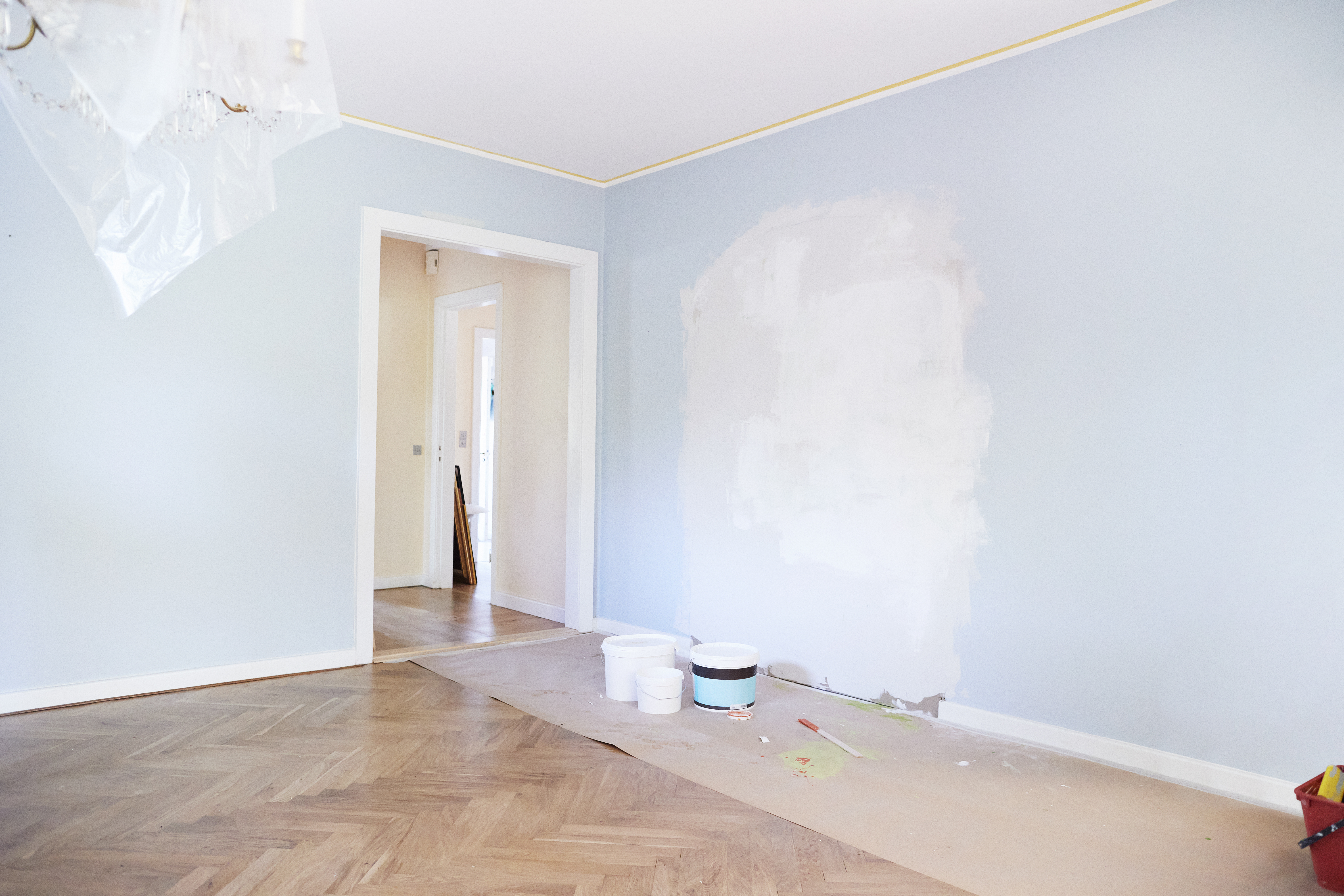 Un salón renovado con las paredes recién pintadas | Foto: Getty Images