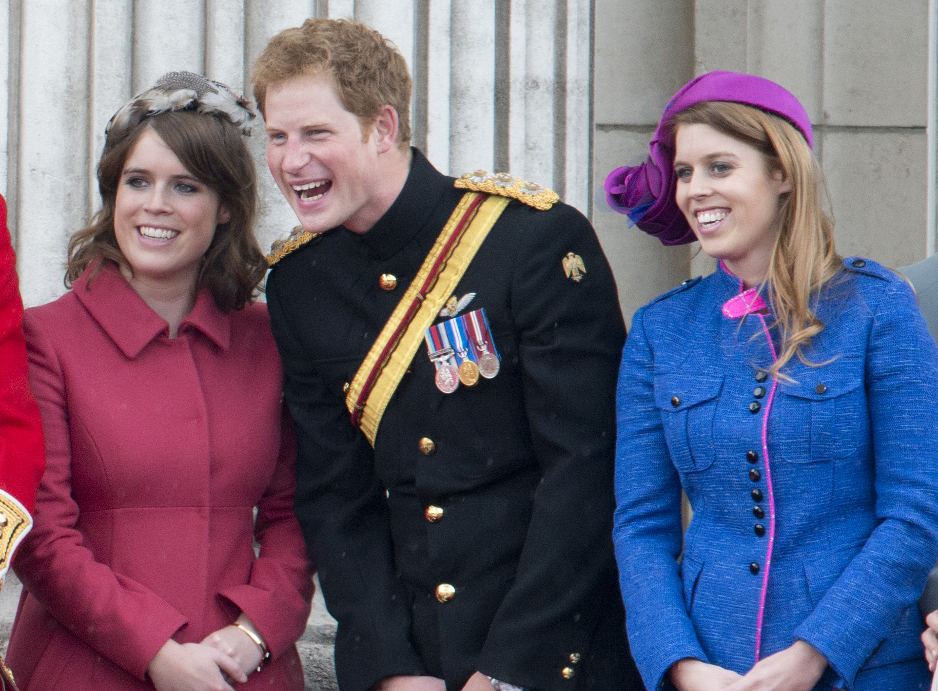 La princesa Beatriz, el príncipe Harry y la princesa Eugenie durante Trooping The Color el 16 de junio de 2012 en Londres. | Fuente: Getty Images