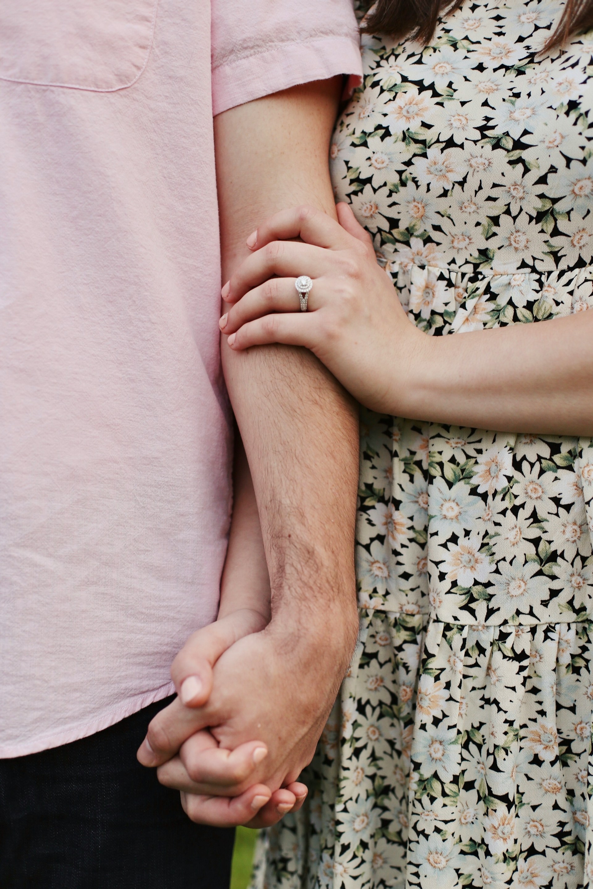 Una pareja tomada de la mano | Fuente: Unsplash