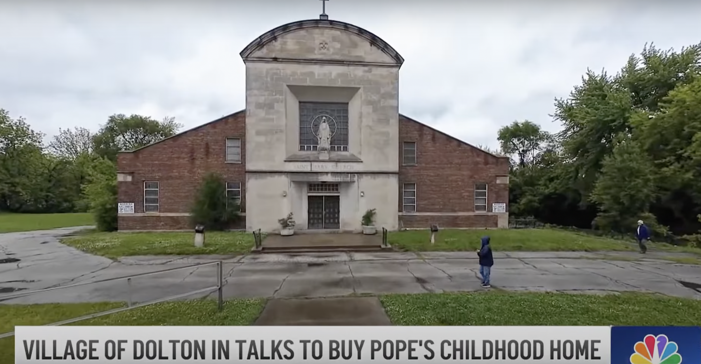 Captura de pantalla de la iglesia y escuela de St. Mary of the Assumption de un vídeo del 23 de mayo de 2025. | Fuente: YouTube/NBC Chicago