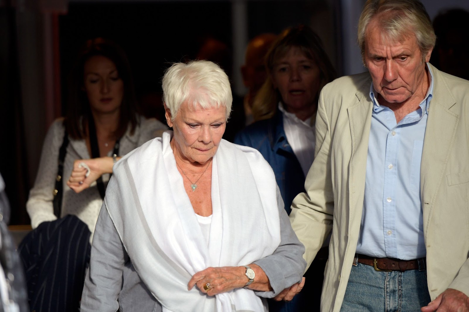 Judi Dench y David Mills saliendo de la rueda de prensa de "Red Joan" durante el 14º Festival de Cine de Zúrich el 3 de octubre de 2018, en Suiza | Fuente: Getty Images