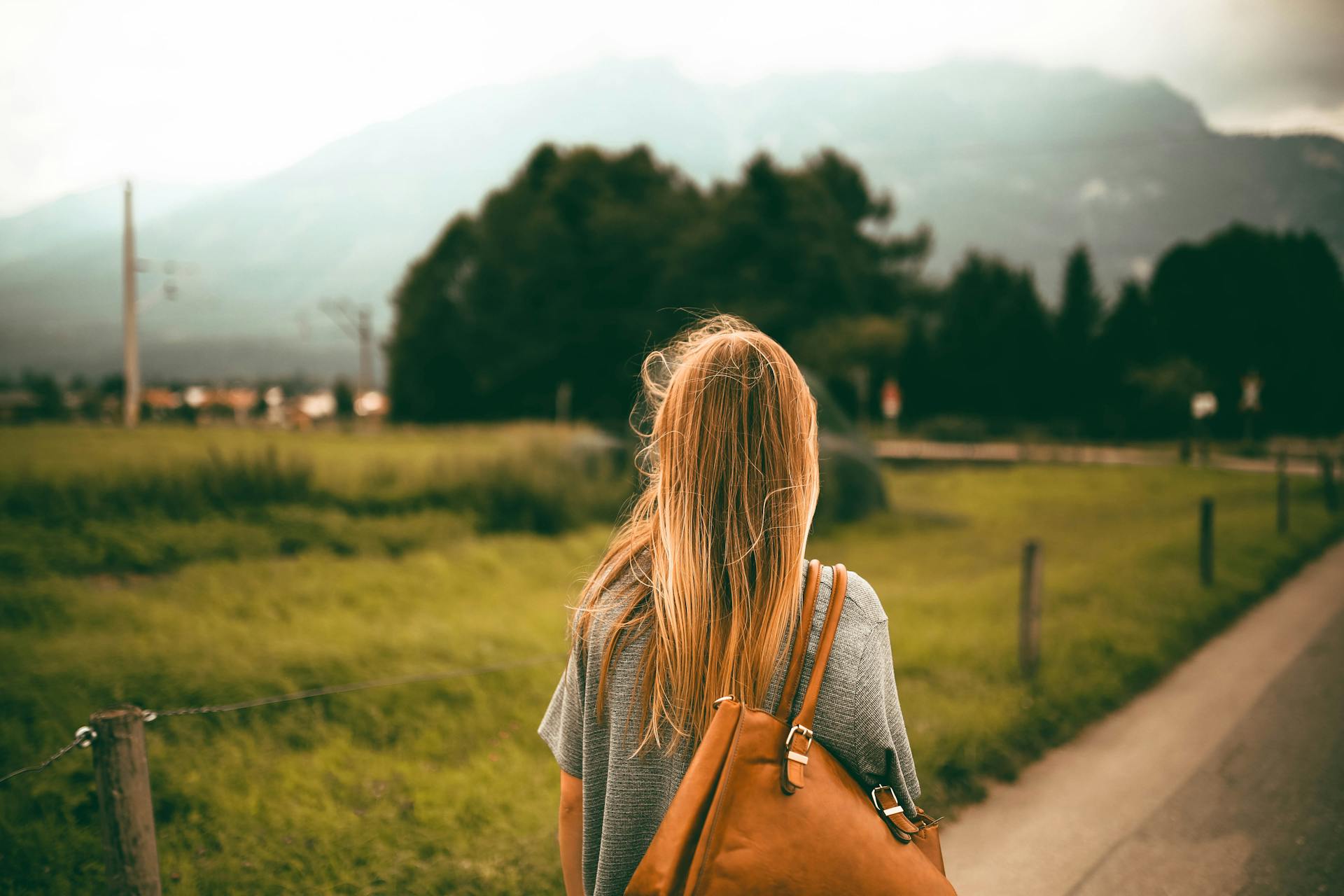 Una mujer de pie al aire libre | Fuente: Pexels