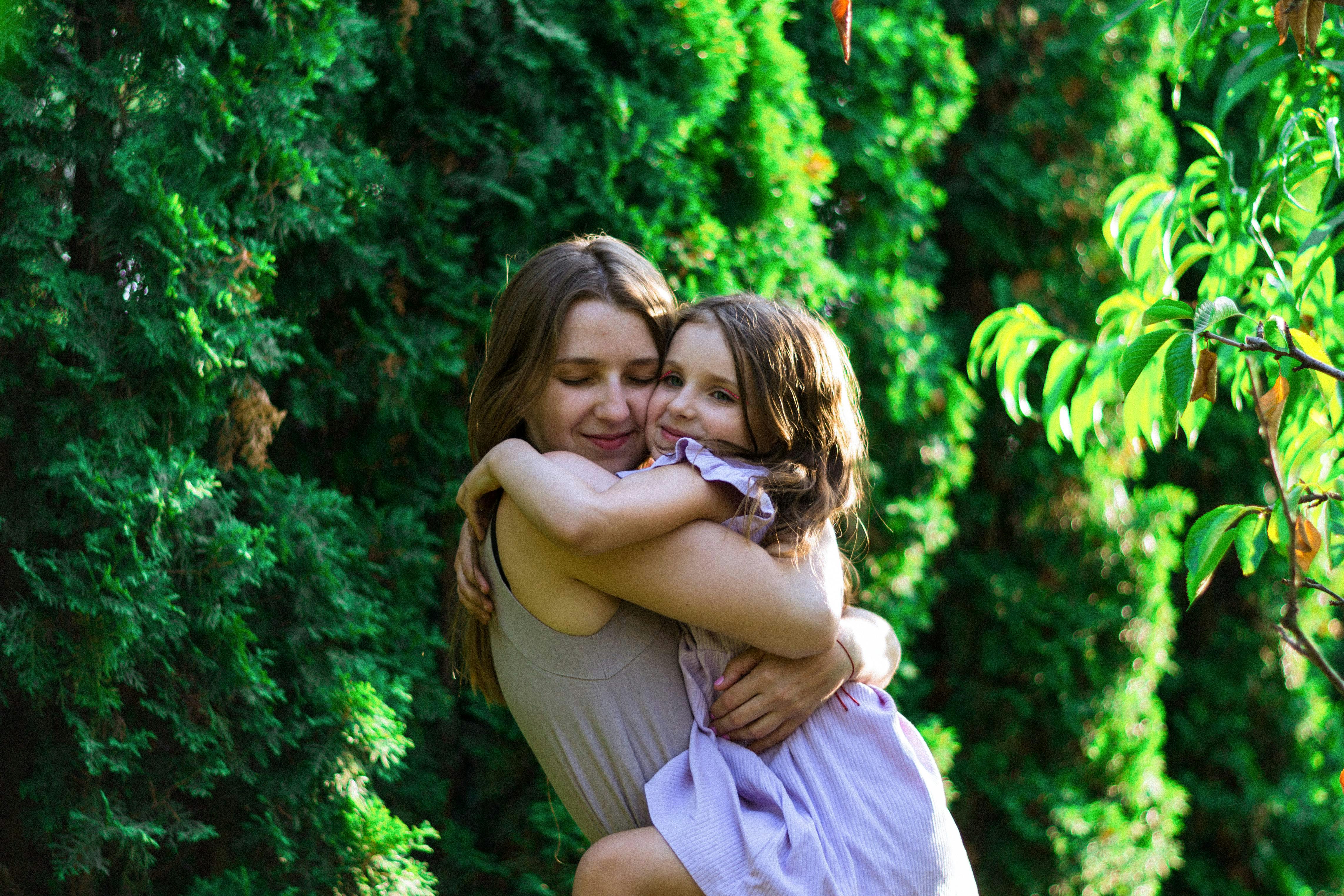 Madre abraza a su hija | Foto: Pexels