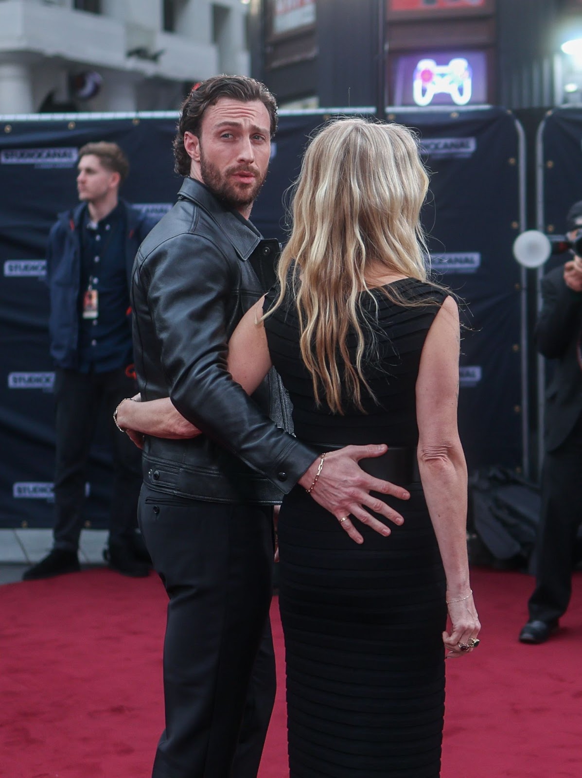 Aaron Taylor-Johnson y su esposa en el estreno mundial de "Back to Black" el 8 de abril de 2024, en Londres, Inglaterra. | Fuente: Getty Images