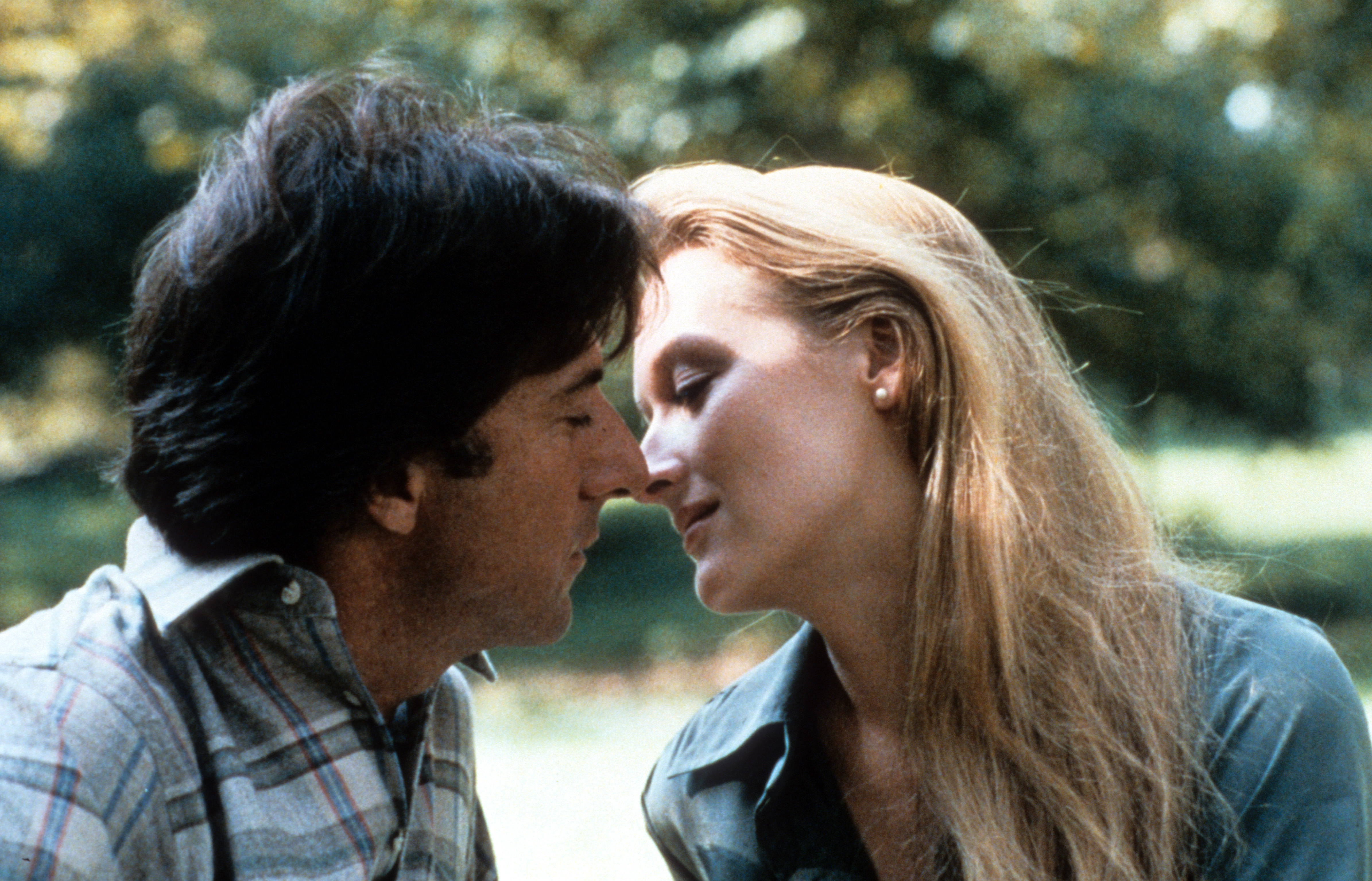 Dustin Hoffman besa a Meryl Streep en una escena de la película "Kramer vs. Kramer" en 1979 | Fuente: Getty Images