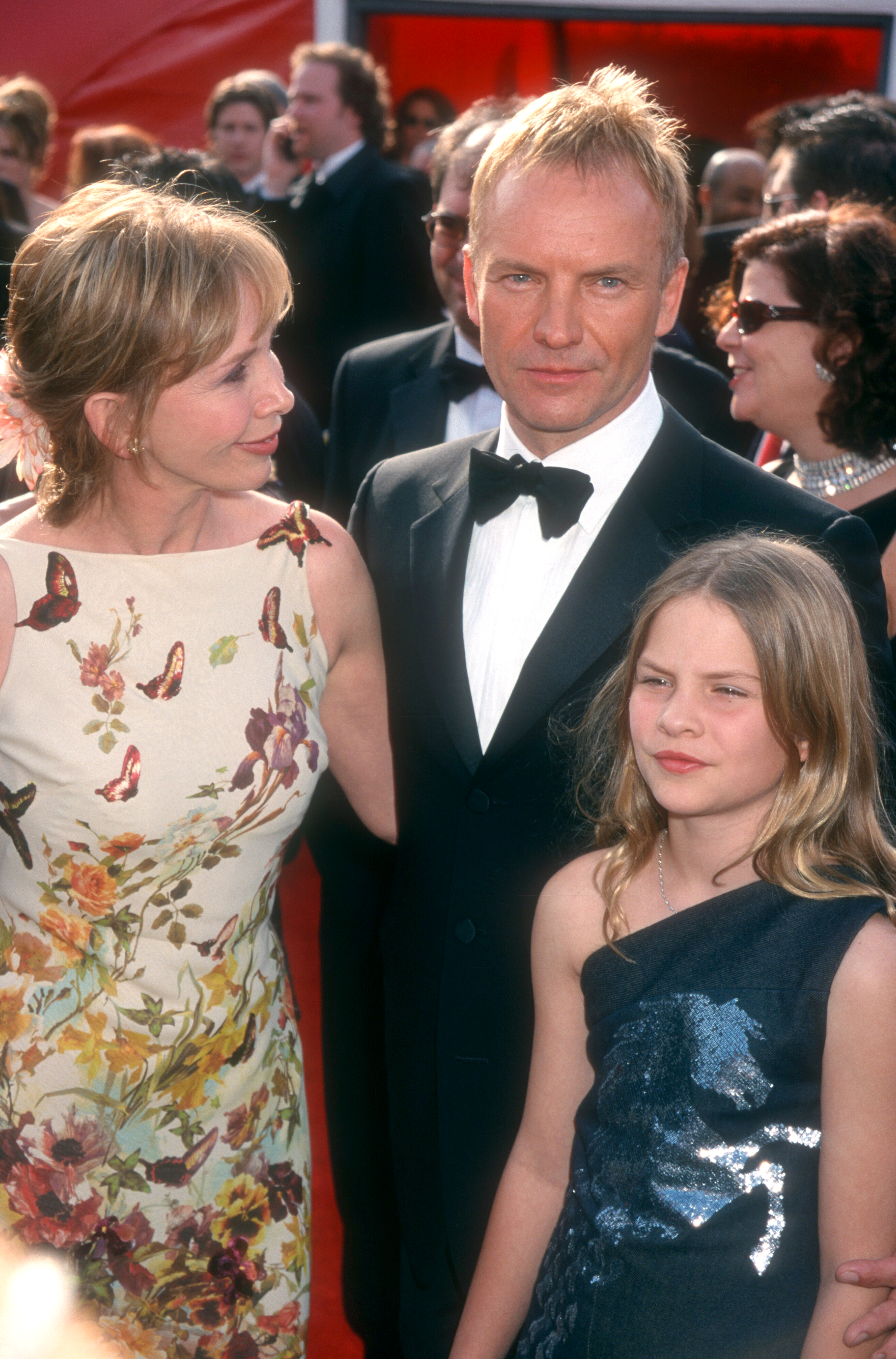 Trudie Styler y Sting con su hija Eliot Sumner asisten a la 73 edición de los Premios de la Academia el 25 de marzo de 2001 en Los Ángeles, California | Fuente: Getty Images