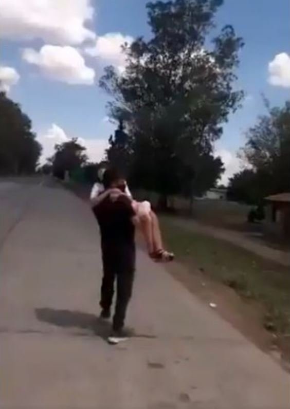 Padre argentino cargando a su hija de 12 años con cáncer. | Foto: Captura de Twitter.com/emigbusquet/