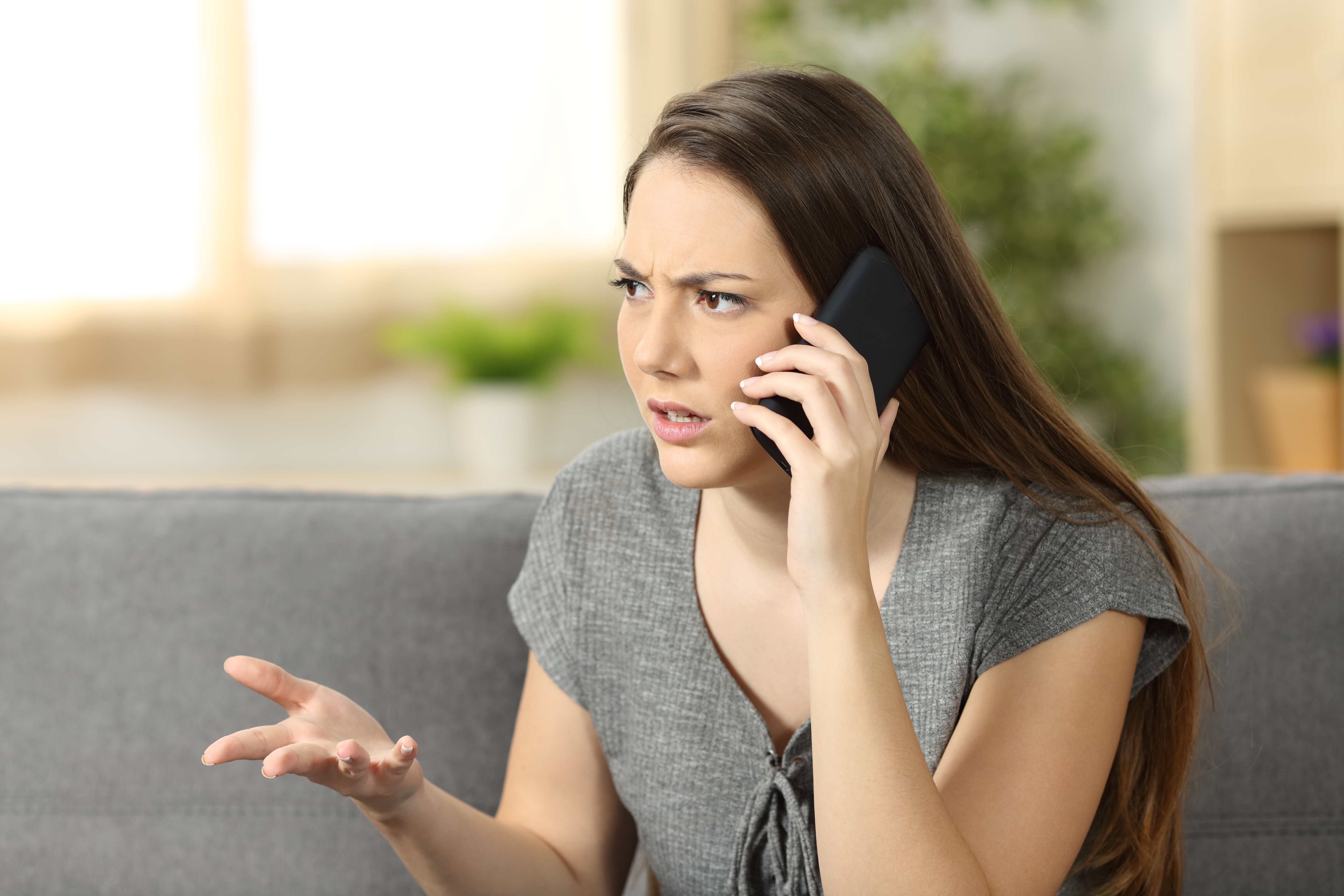 Una mujer enfadada hablando por teléfono | Foto: Shutterstock