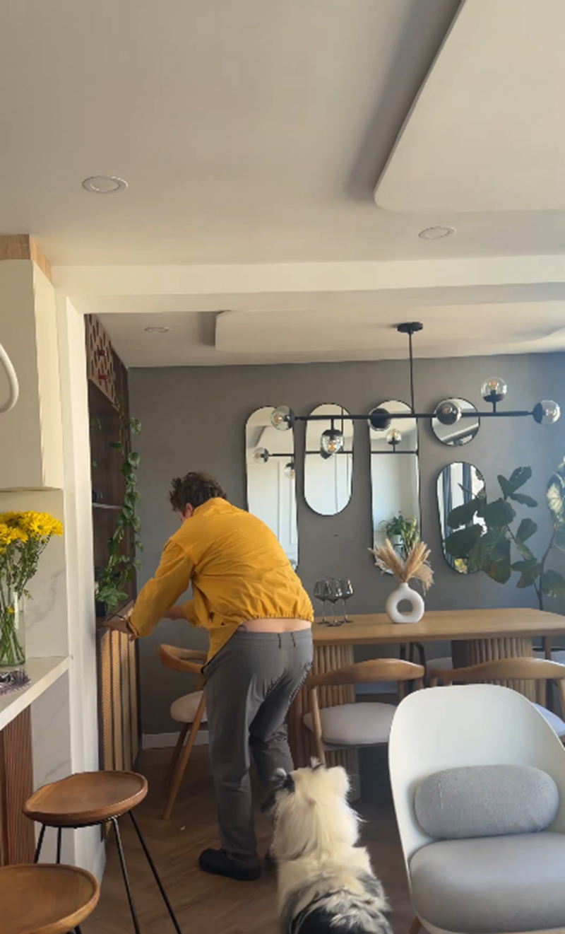 Hombre caminando con dificultad por la sala de estar de su vivienda durante el terremoto en Colombia | Fuente: X/LauraCVargas96