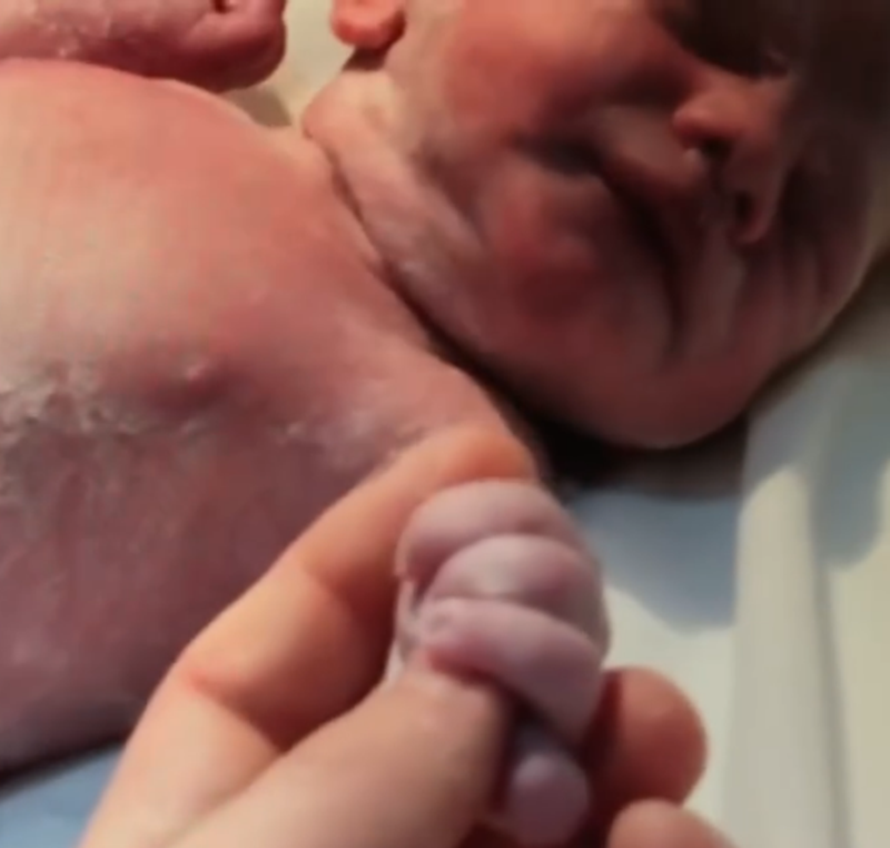 Julián Gil tomando la manita de su hijo Matías tras su nacimiento | Fuente: Instagram/juliangil