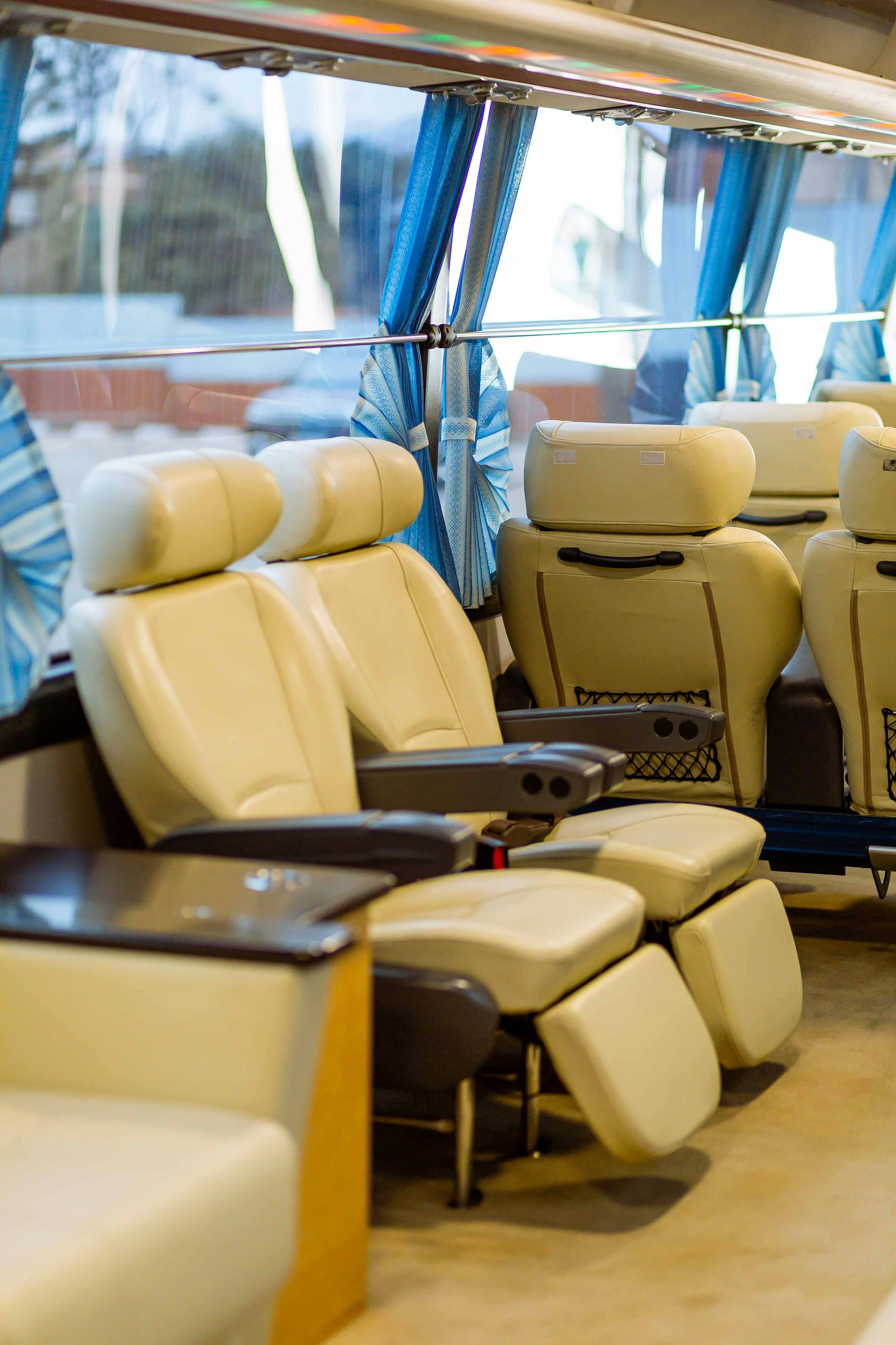 Asientos en el interior de un autobús turístico de lujo | Fuente: Pexels