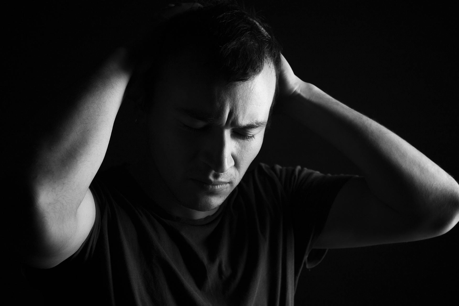 Un hombre angustiado | Fuente: Pexels
