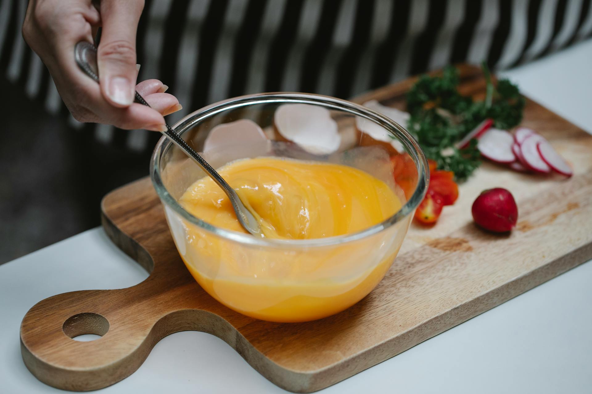 Una mujer preparando el desayuno | Fuente: Pexels