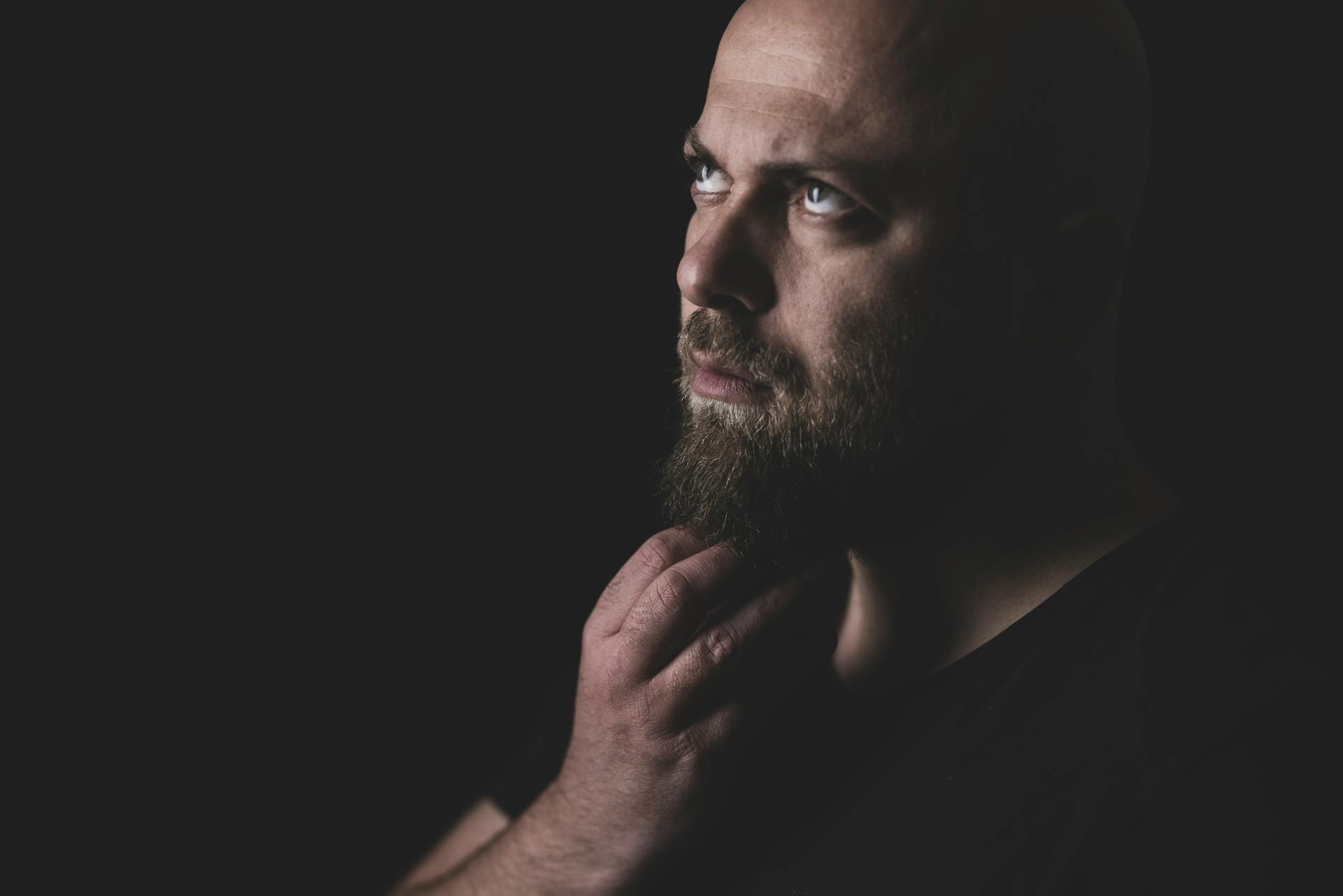 Un hombre rascándose la barba pensativo | Fuente: Pexels