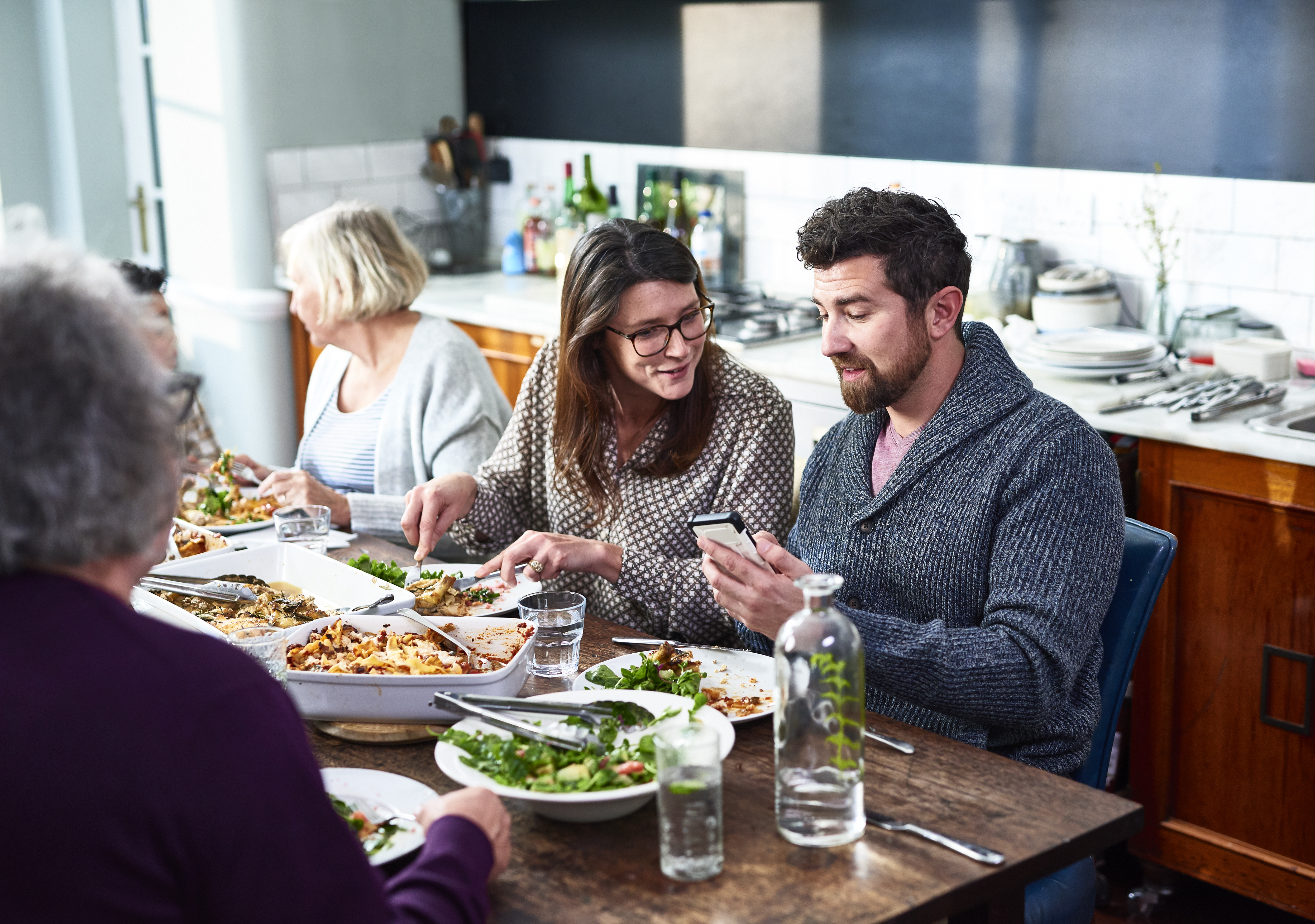 Familia ampliada comiendo juntos | Foto: Getty Images