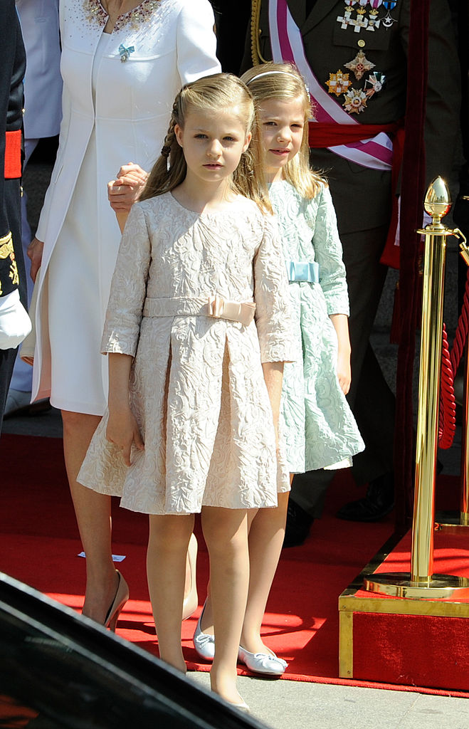 Princesa Leonor junto con su hermana la princesa Sofía el 19 de junio de 2014 en la coronación del rey Felipe VI de España. | Foto: Getty Images