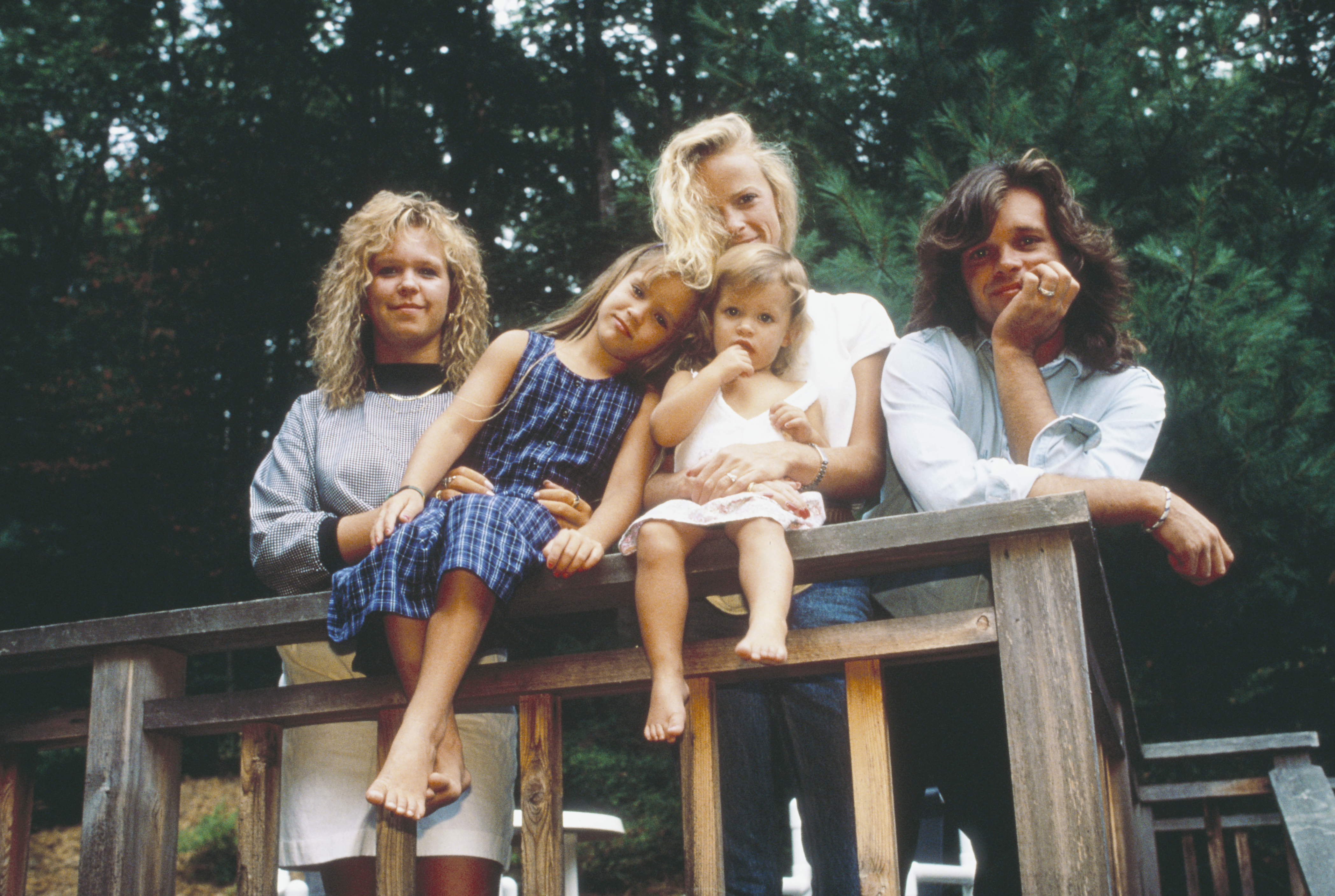 El cantante posa con sus hijas Michele, Teddi Jo y Justice, y su ex mujer, Victoria Mellencamp en 1987 | Fuente: Getty Images