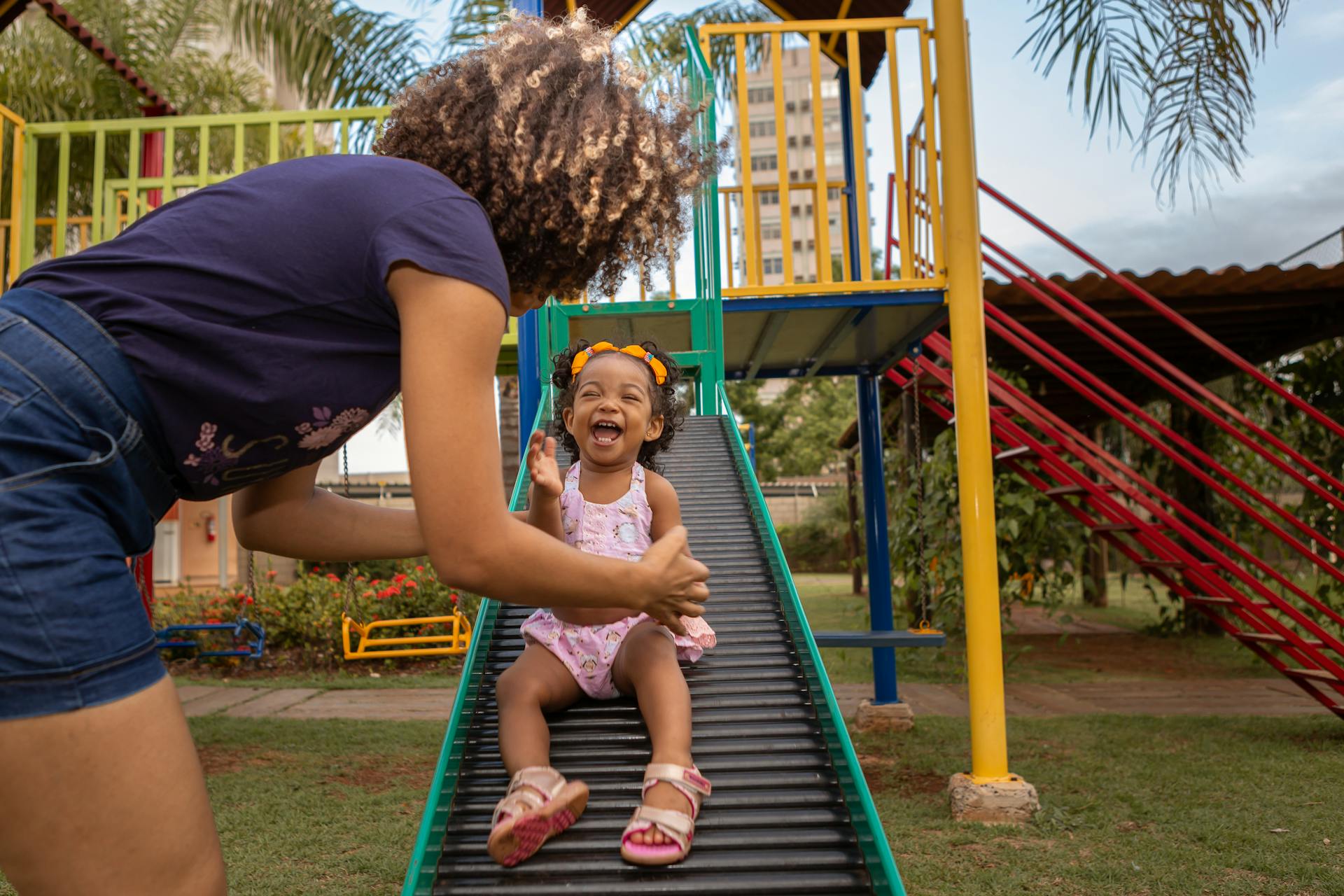 Una mujer en el parque con su hijo | Fuente: Pexels