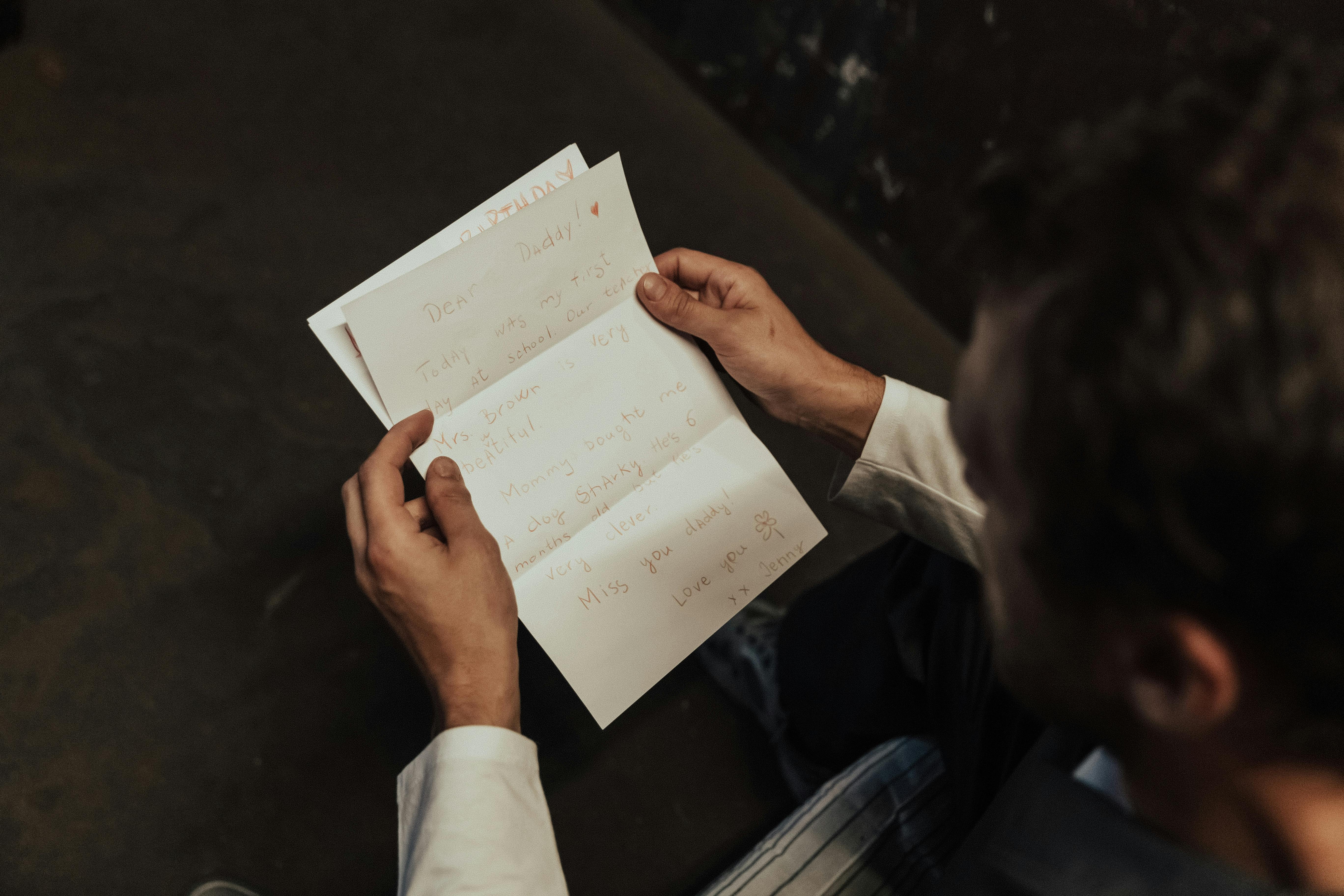 Un hombre leyendo una carta manuscrita | Fuente: Pexels
