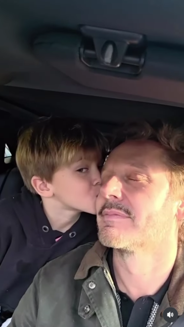 Amancio y Benjamín Vicuña en el video de cumpleaños. | Foto: instagram.com/benjaminvicuna.ok