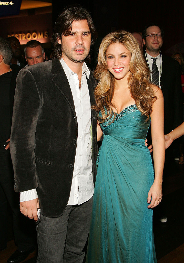La cantante Shakira y Antonio de la Rúa llegan a "An Evening of Love", evento a beneficio de The Bare Feet Foundation, realizado en Rain Nightclub dentro del Palms Casino Resort el 6 de noviembre de 2007 en Las Vegas, Nevada. | Fuente: Getty Images