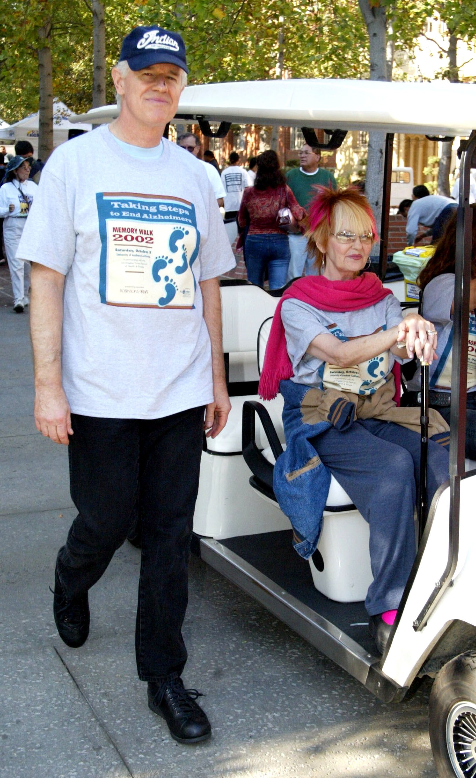 Mike Farrell y Shelley Fabares durante la 10ª Caminata Anual por la Memoria en beneficio de la Asociación de Alzheimer el 5 de octubre de 2002, en Los Ángeles, California | Fuente: Getty Images