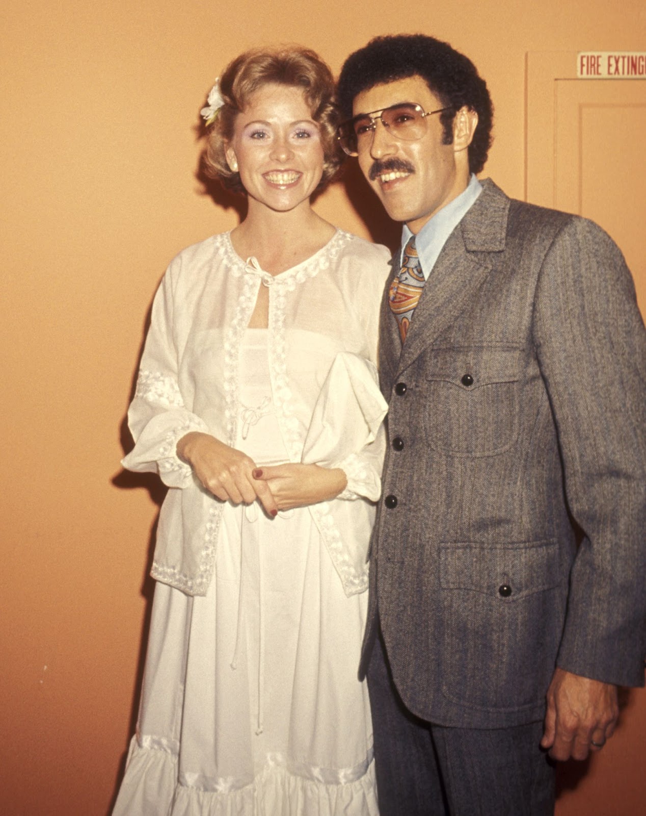 La antigua estrella de "The Love Boat" y un invitado a la fiesta de ABC Television Affiliates el 12 de mayo de 1977, en Los Ángeles, California. | Fuente: Getty Images