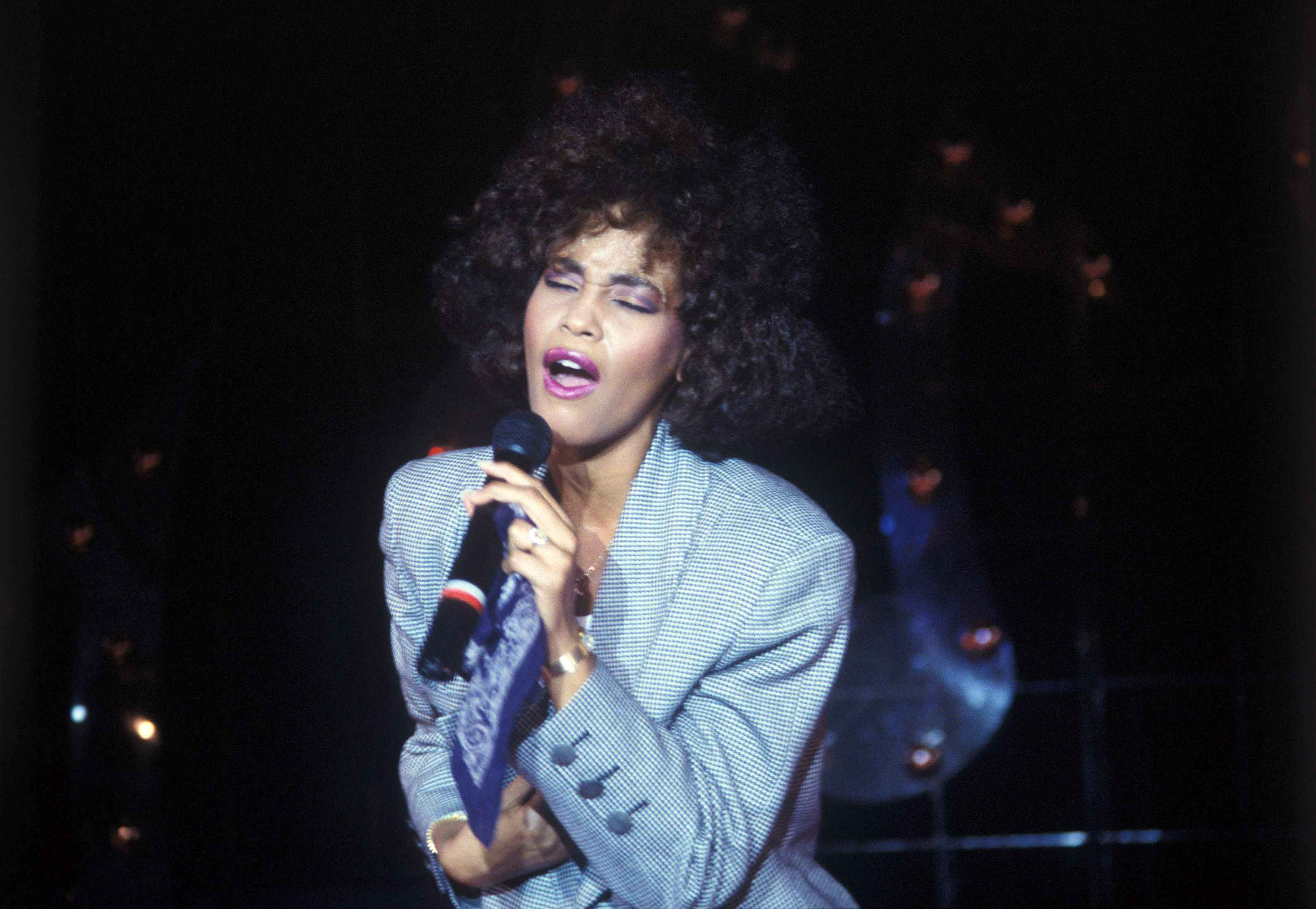 Whitney Houston actuando en un evento en 1992 | Fuente: Getty Images