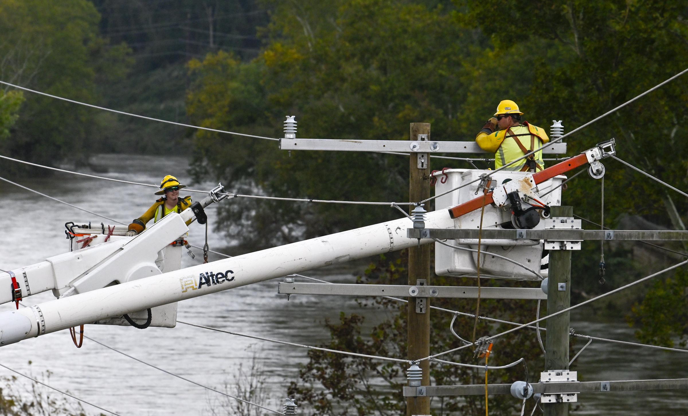 Un equipo de rescate trabaja para restaurar las zonas dañadas en Asheville, Carolina del Norte, el 30 de septiembre de 2024 | Fuente: Getty Images