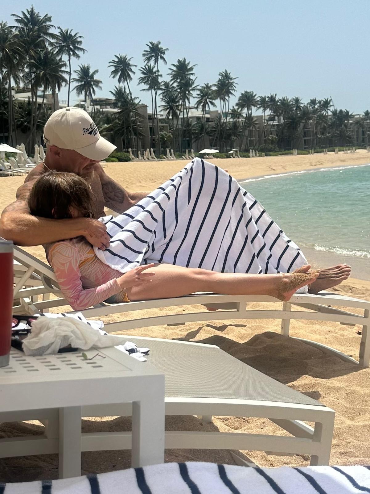 Ricky Martin compartiendo junto a su hija Lucía en la playa | Fuente: Instagram/ricky_martin