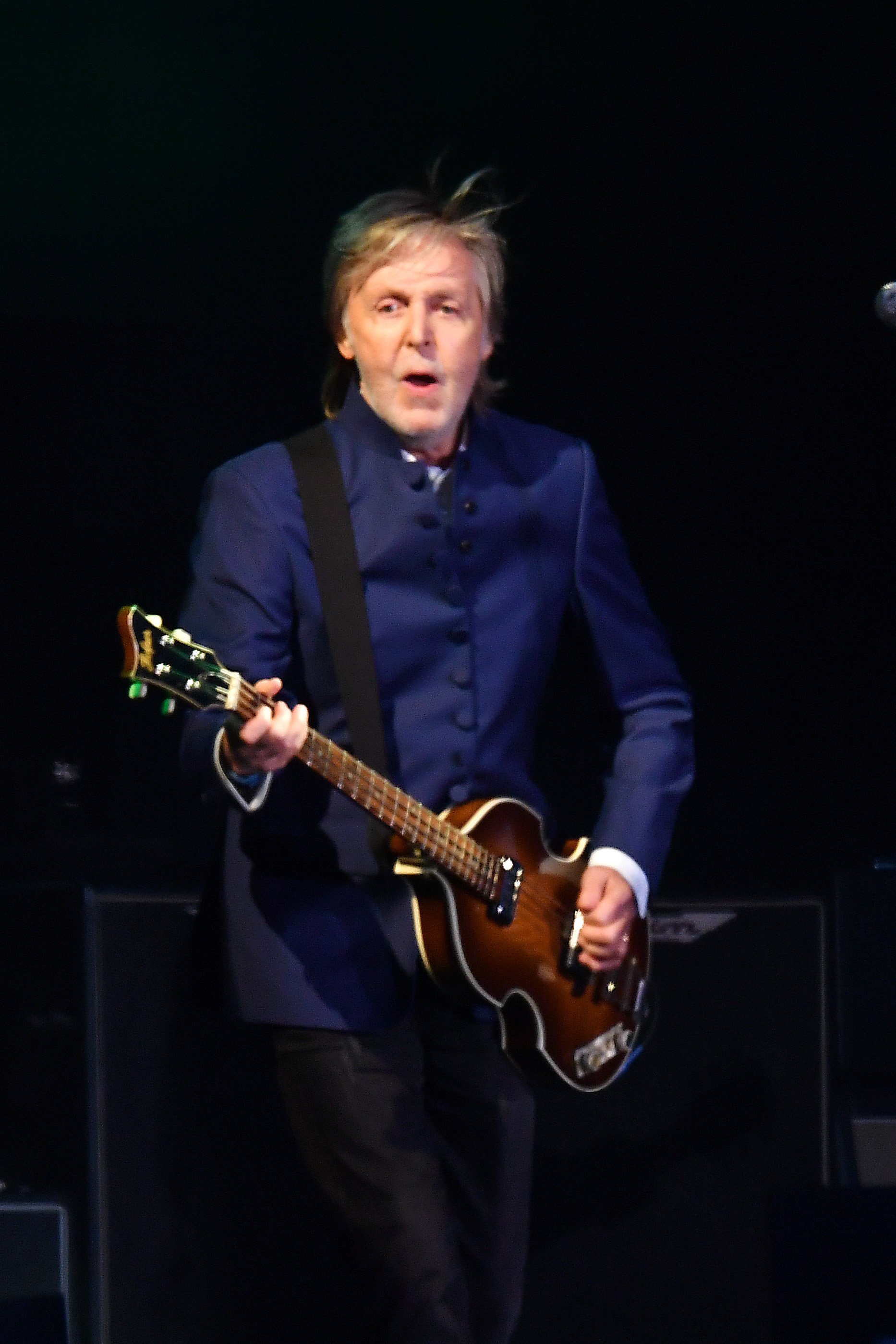 Paul McCartney en el escenario de un festival en Glastonbury, Inglaterra, 25 de junio de 2022. | Fuente: Getty Images