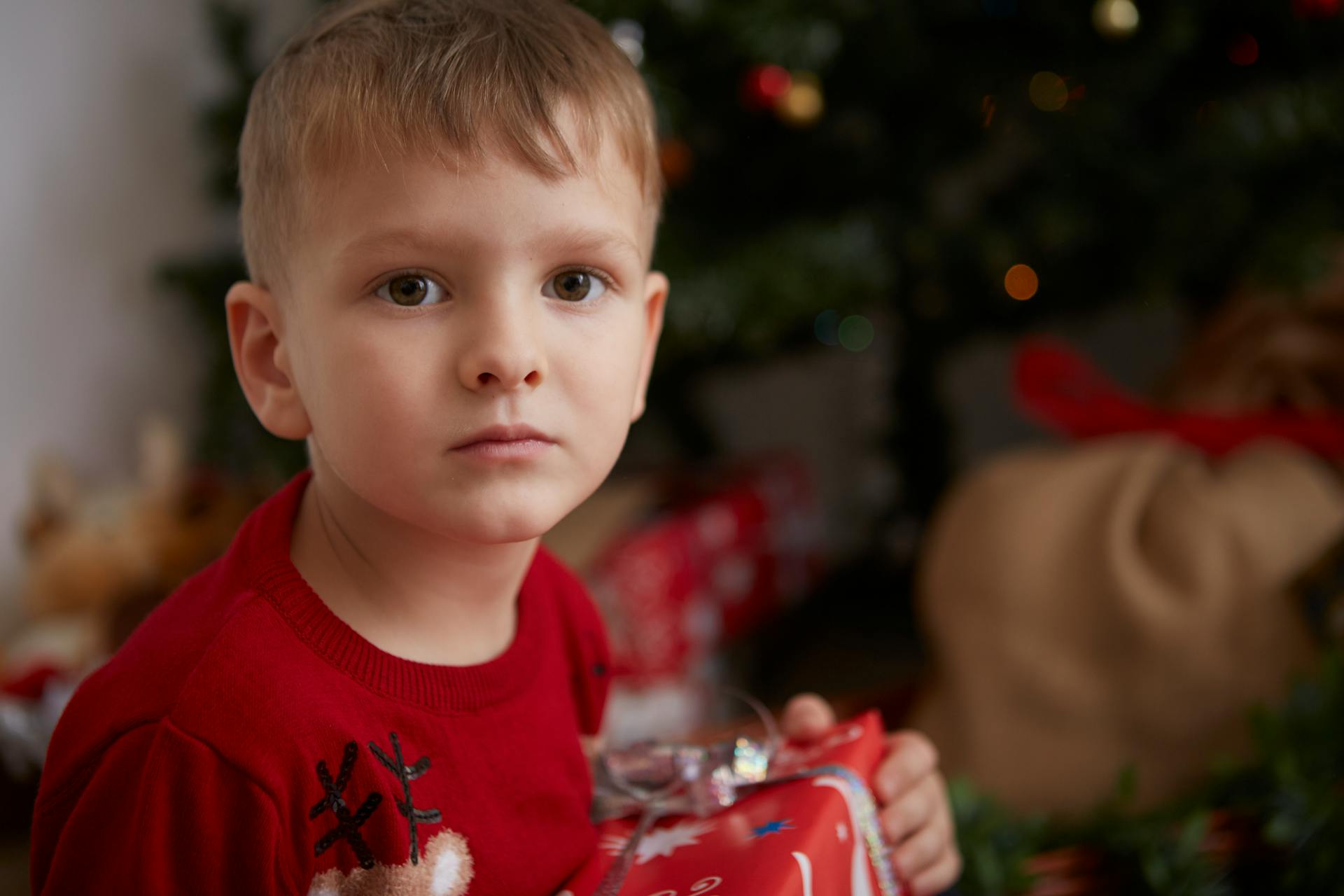 Un niño confundido con un regalo de Navidad | Fuente: Pexels