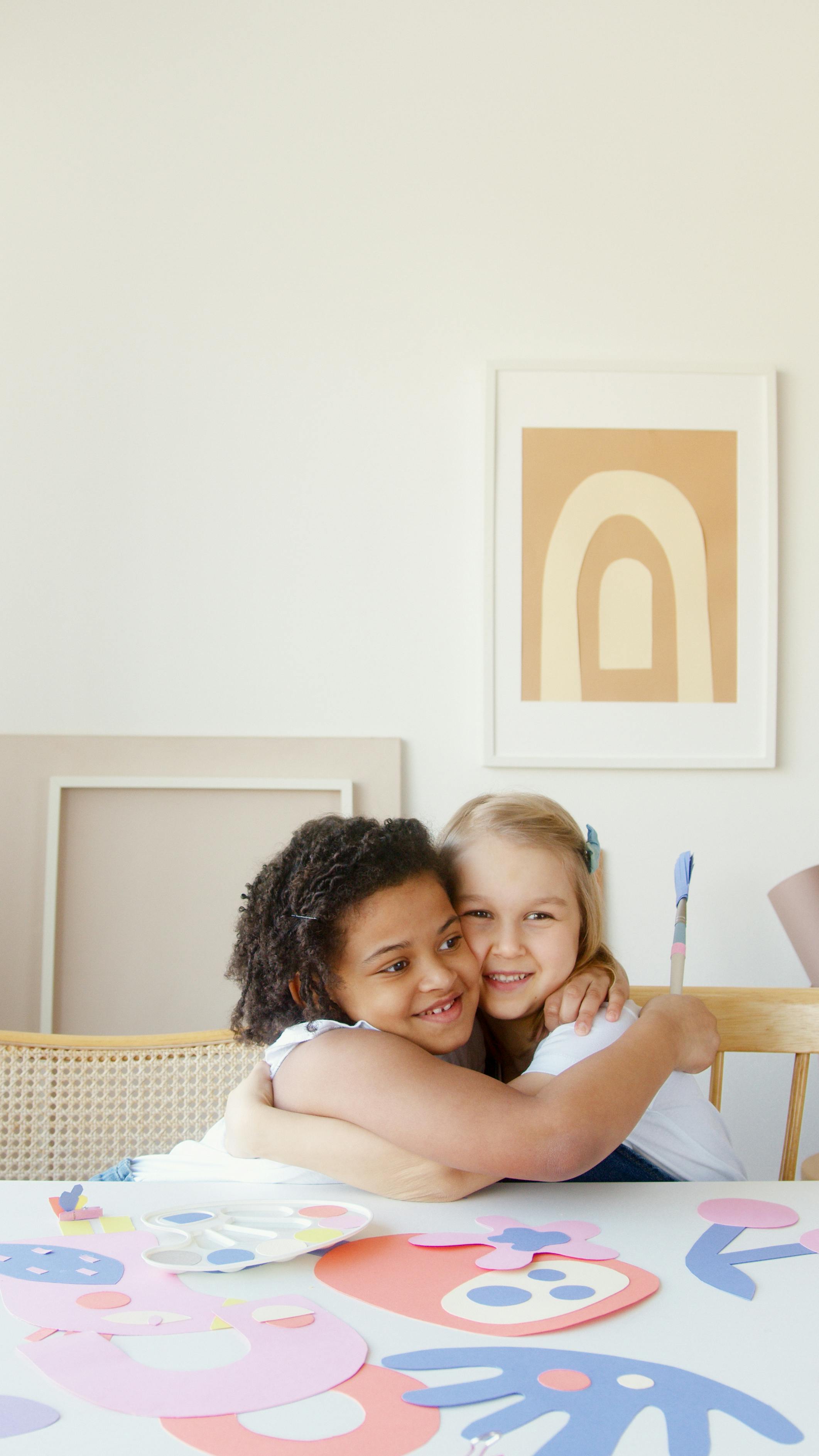 Una niña feliz abrazando a su amiga | Fuente: Pexels