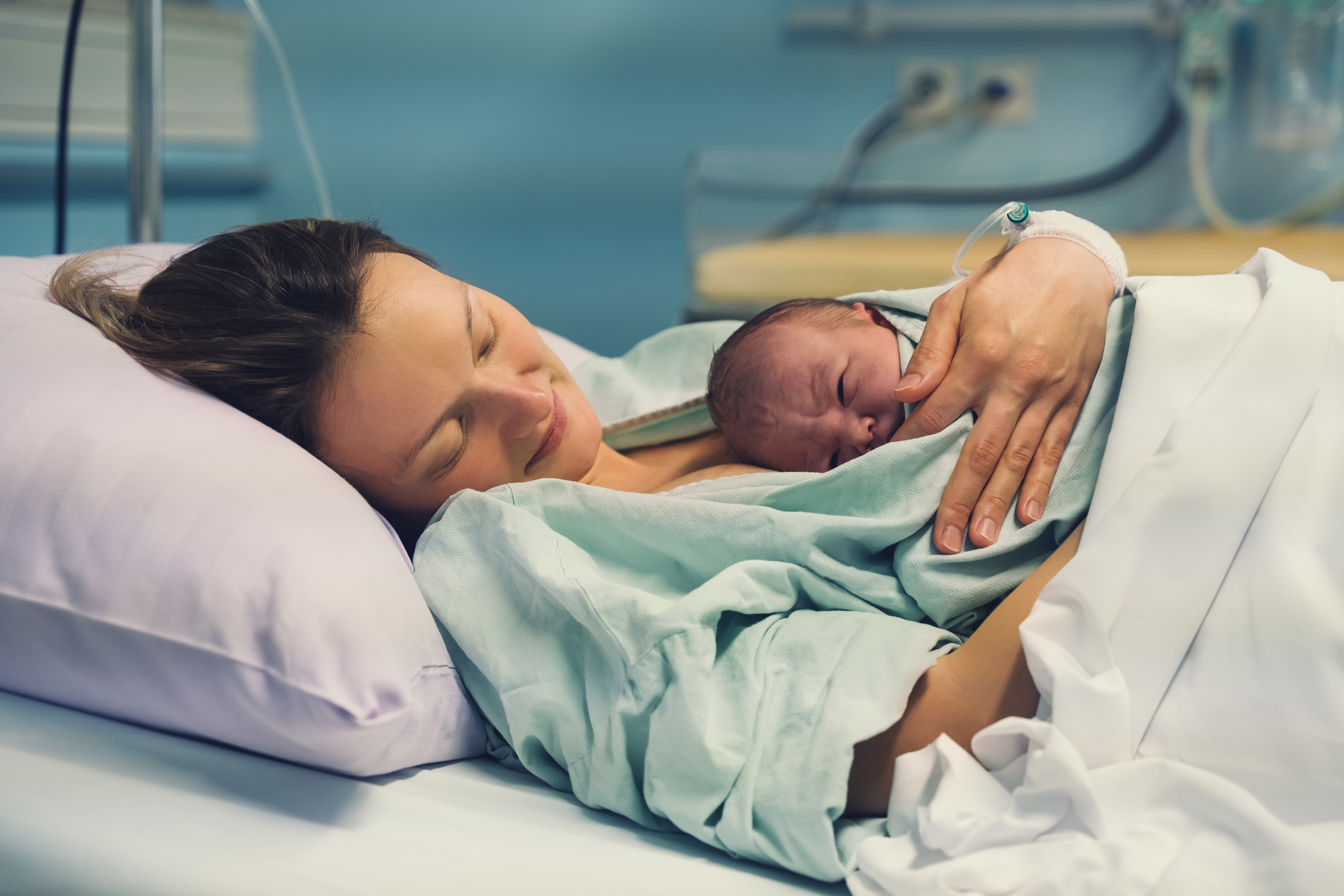 Una madre con un bebé recién nacido en brazos | Foto: Shutterstock