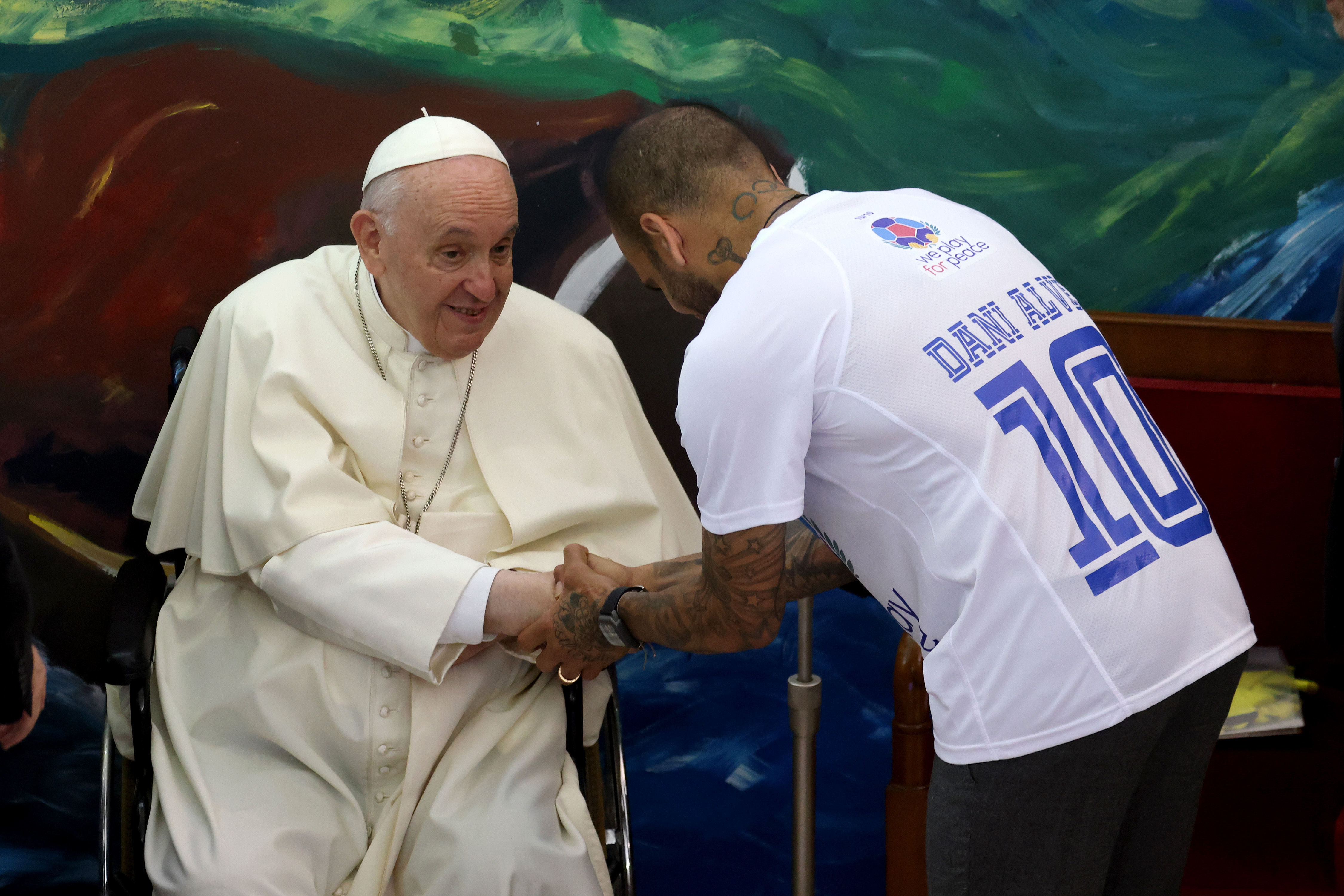 El Papa Francisco saluda al futbolista Dani Alves durante el lanzamiento del Movimiento Internacional Scholas Occurrentes en la Pontificia Universidad Urbana el 19 de mayo de 2022, en Ciudad del Vaticano. | Fuente: Getty Images