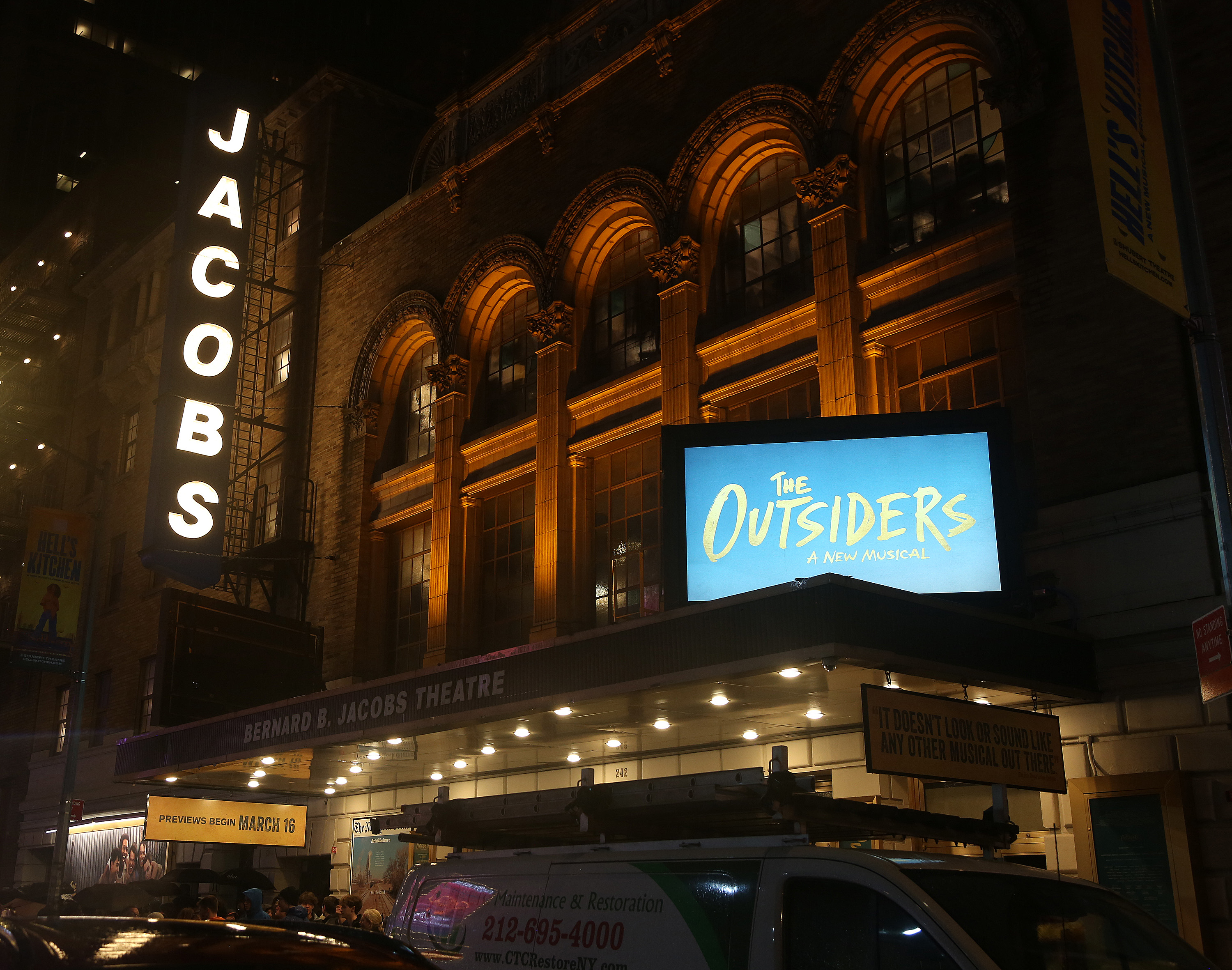 Cartel en el nuevo musical basado en el libro clásico "The Outsiders" en Broadway en el Teatro Bernard B. Jacobs el 3 de abril de 2024 en Nueva York | Foto: Getty Images
