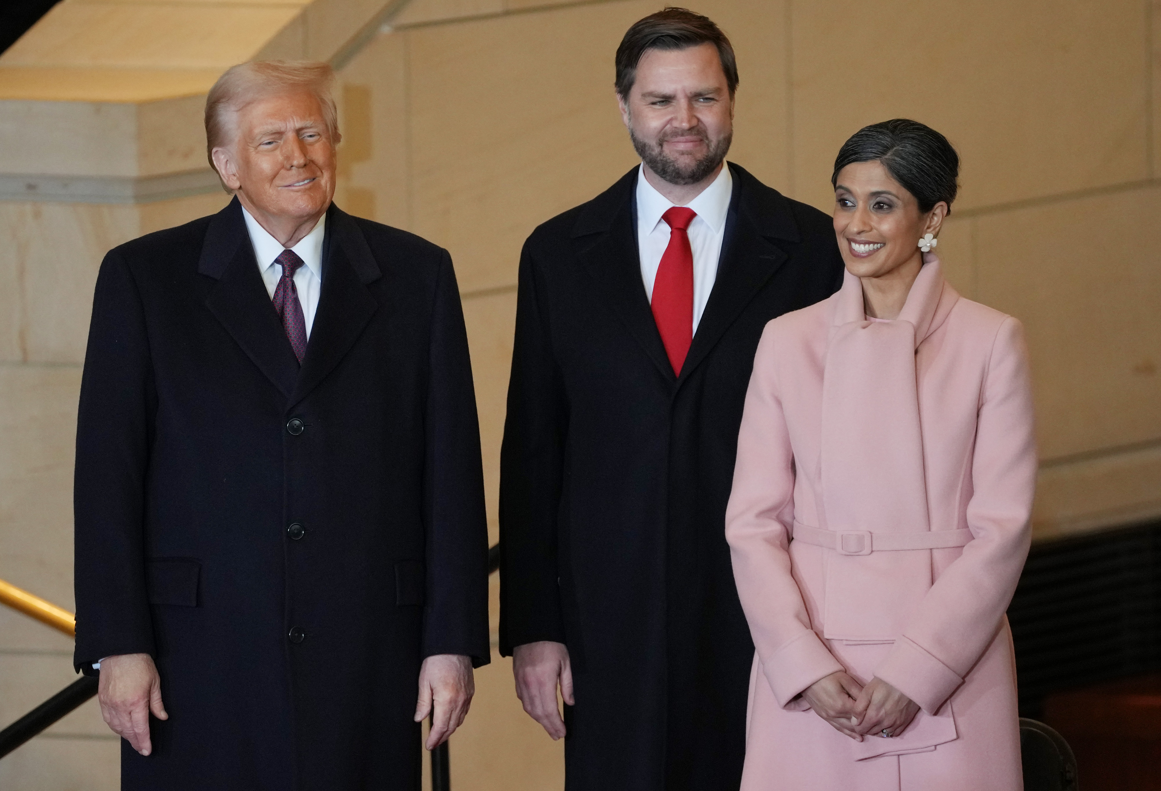 El presidente Donald Trump, el vicepresidente JD Vance y la segunda dama Usha Vance visitan el Emancipation Hall tras la ceremonia de investidura | Fuente: Getty Images