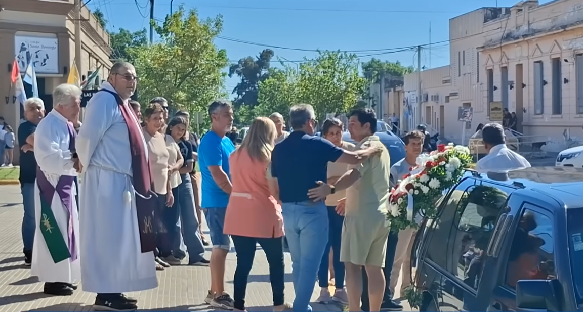 Familia y allegados reunidos frente a la iglesia del pueblo para dar el último adiós a Ian Cabrera | Fuente: YouTube/Cadena 3 Argentina