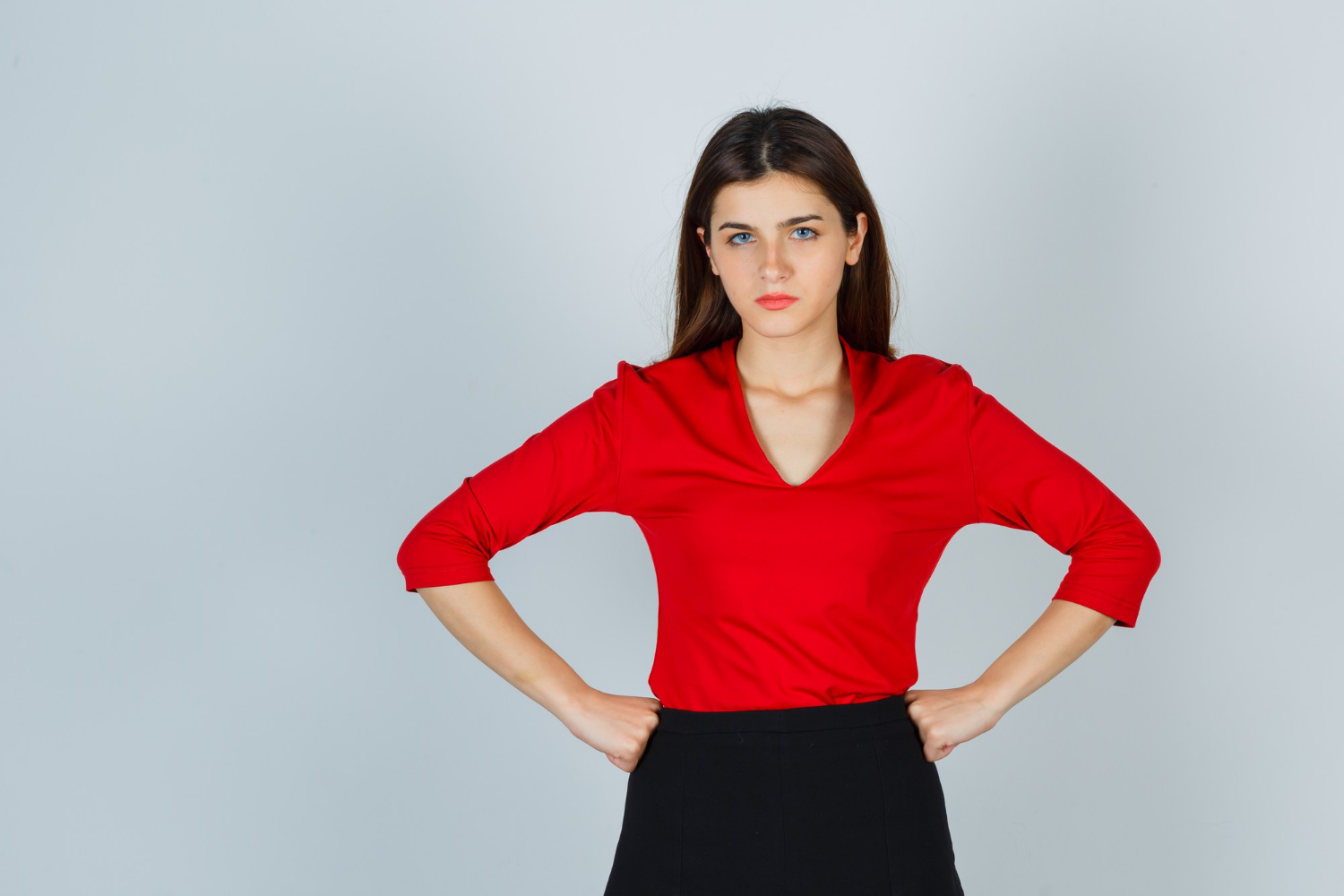 Una mujer enfadada e inquieta | Fuente: Freepik