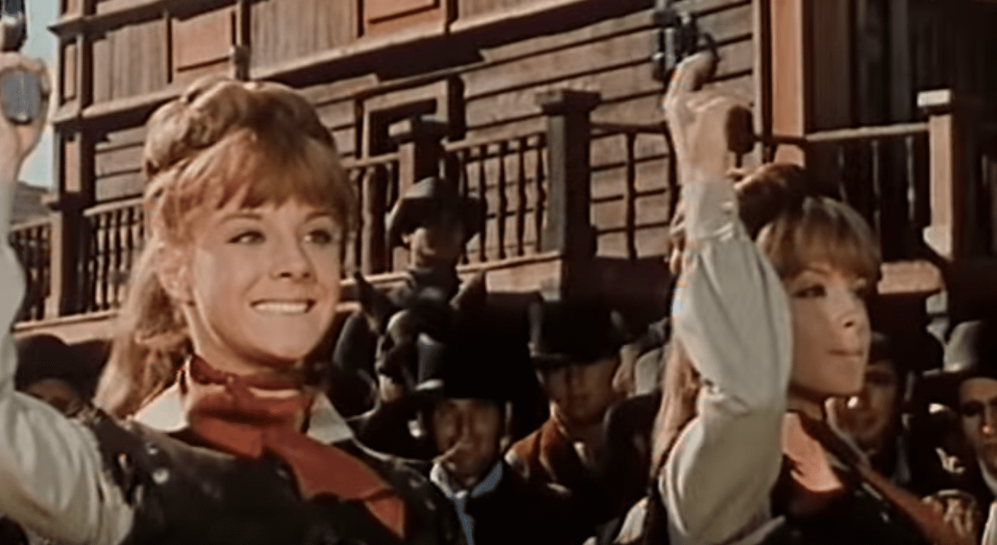Pili y Mili, bailando en la película ‘Dos pistolas gemelas’, en 1966. │Foto: YouTube/MERCURY FILMS
