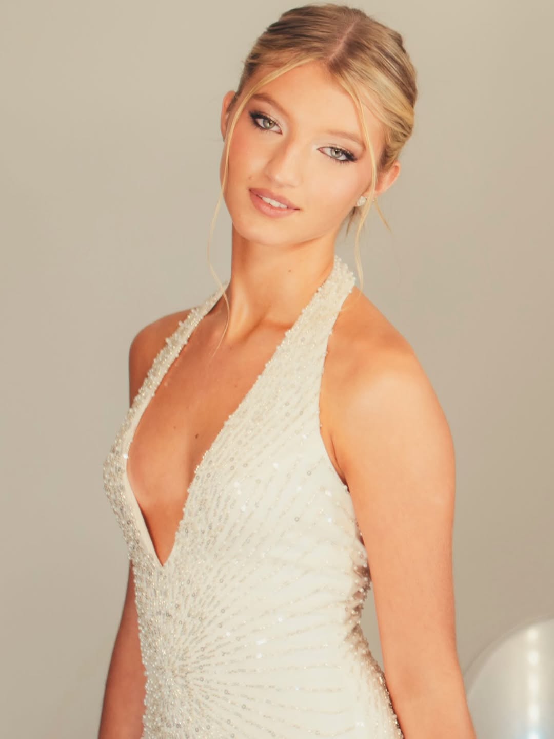 Allegra Cubero modelando uno de los vestidos elegidos para la fiesta de cumpleaños organizada por su padre y Mica Viciconte | Fuente: Instagram/cubero.allegra