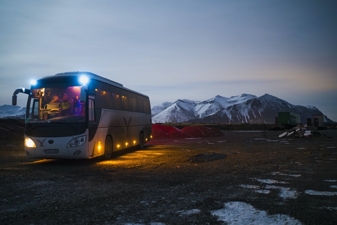 Autobús en área solitaria y con nieve. | Foto: Unsplash