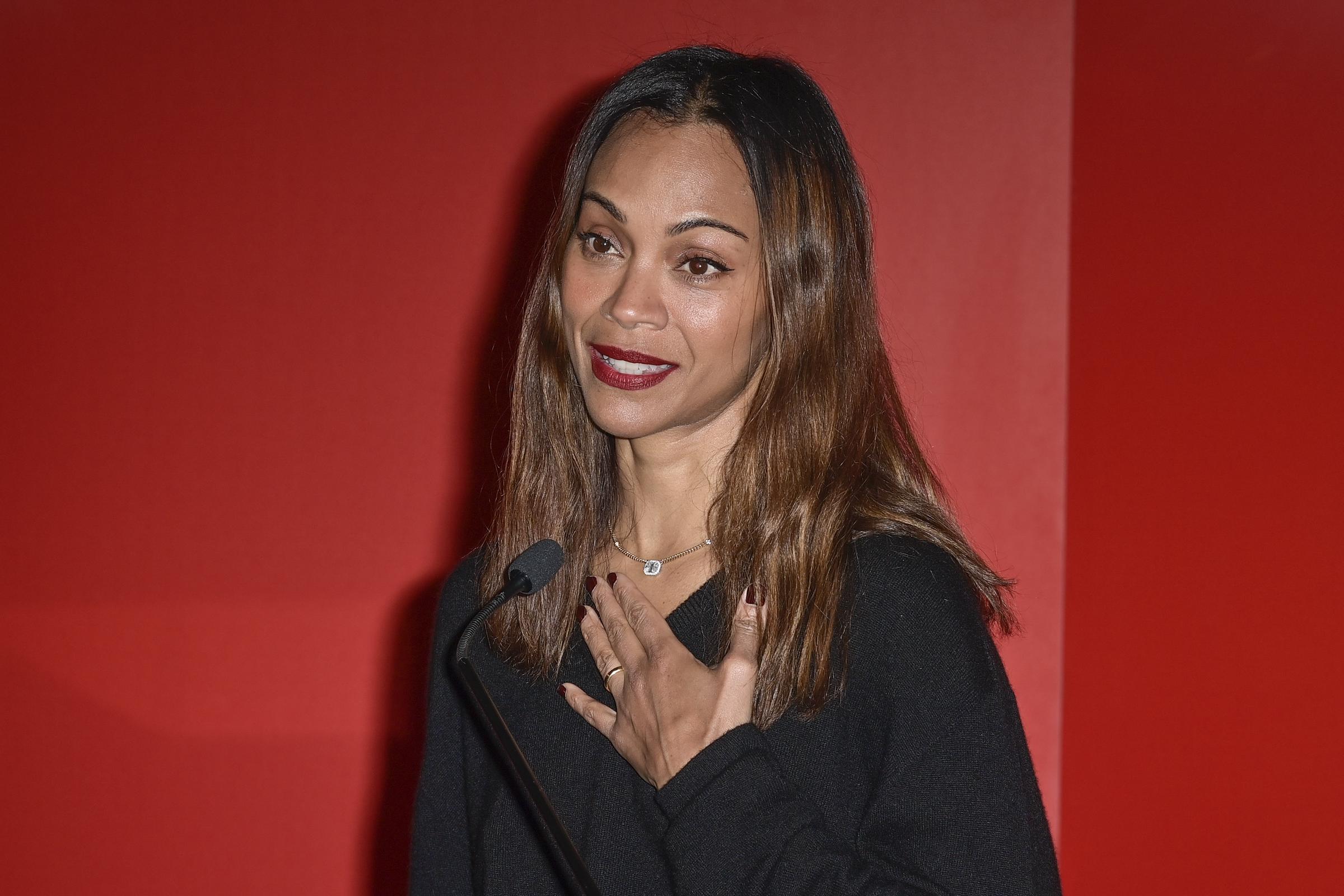 Zoe Saldaña hablando durante el estreno de "Emilia Pérez". | Fuente: Getty Images