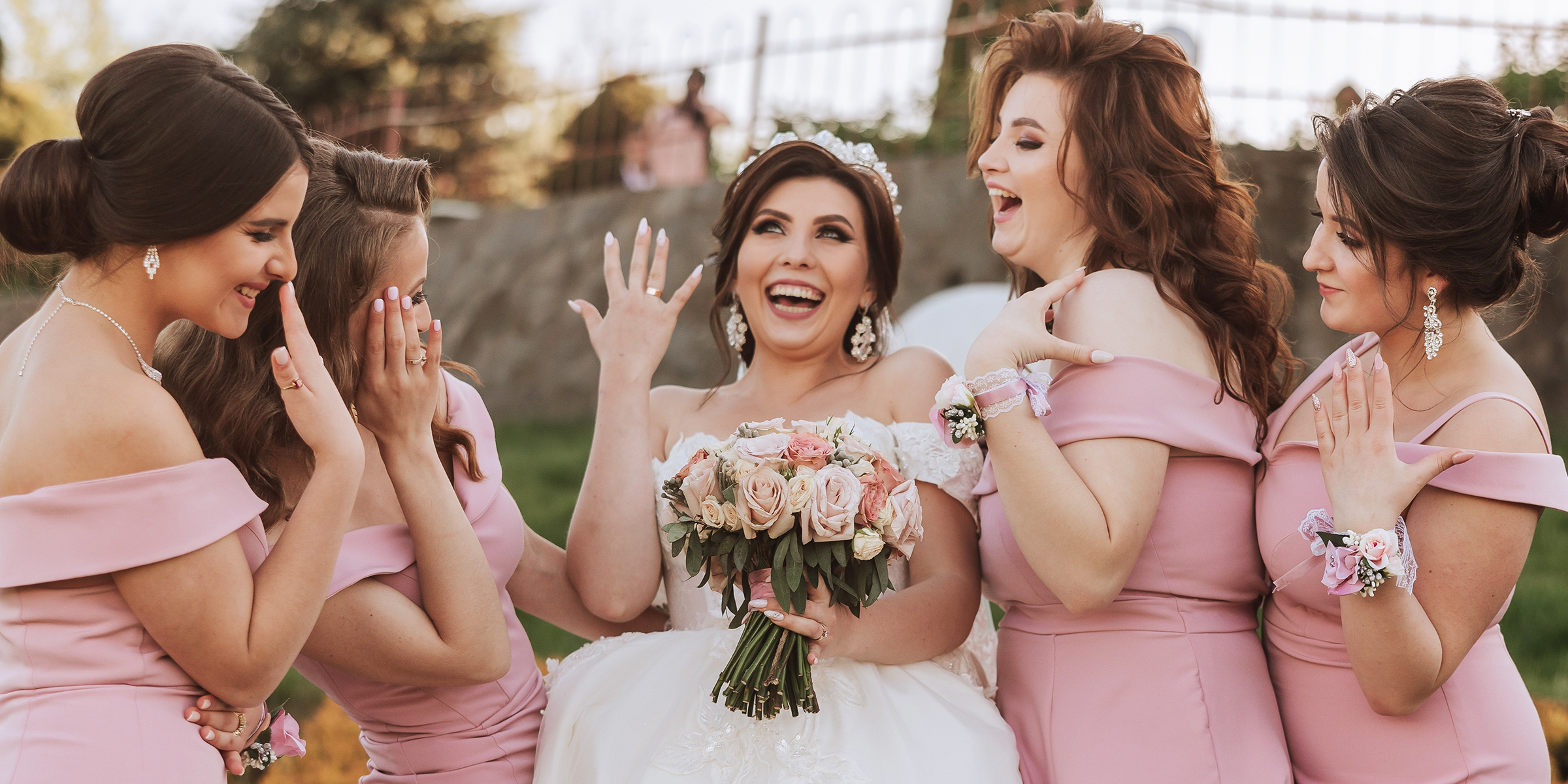 Una novia feliz con sus damas de honor | Fuente: Shutterstock