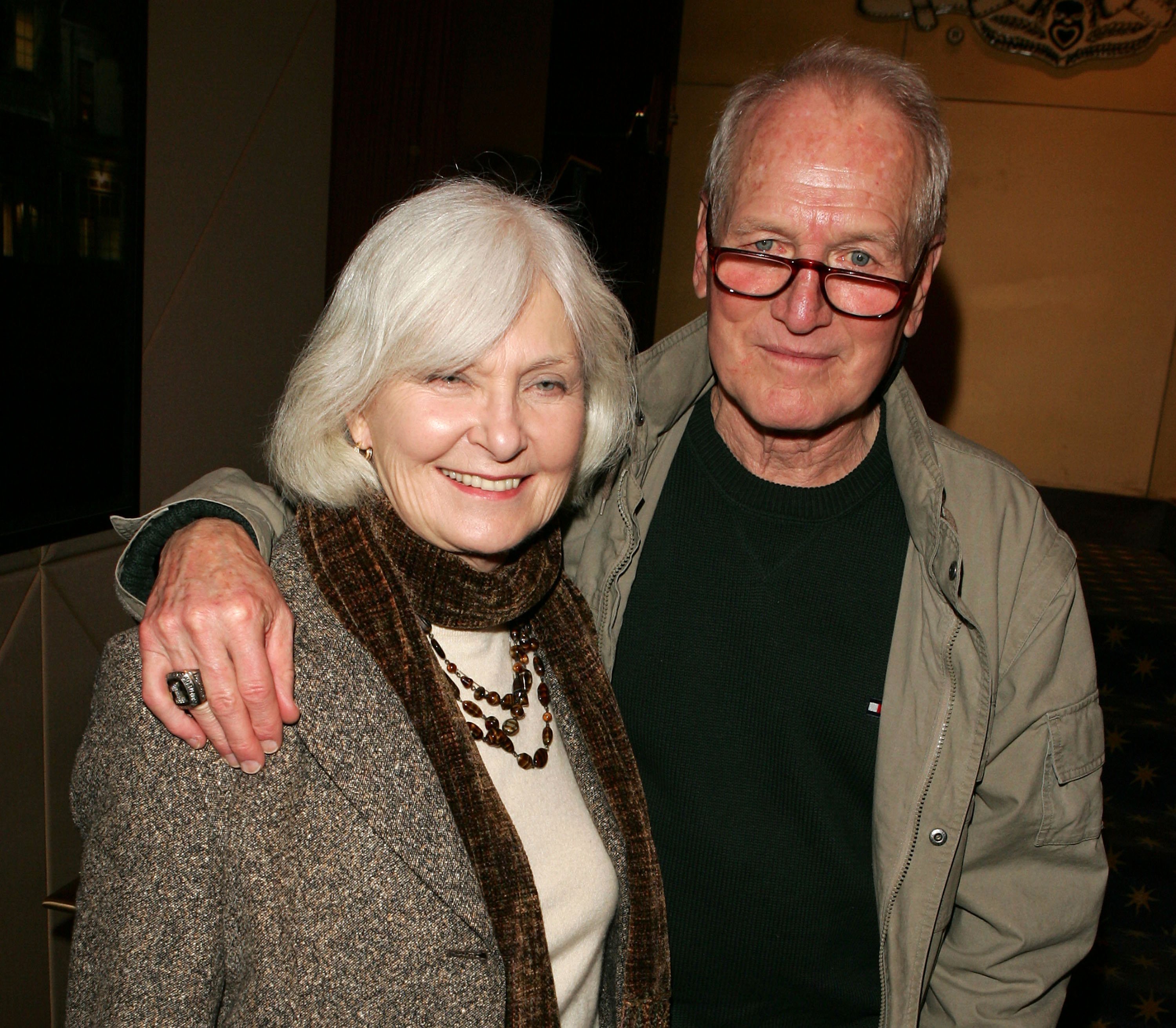 Joanne Woodward y Paul Newman asisten a la proyección especial de "The Woodsman" el 10 de enero de 2004 | Fuente: Getty Images