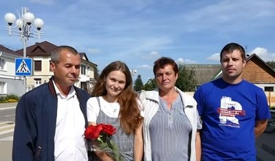 Yulia en la foto con el padre Viktor, la madre Lyudmila y el novio Ilya Kryukov. | Foto: Youtube/МВД Республики Беларусь