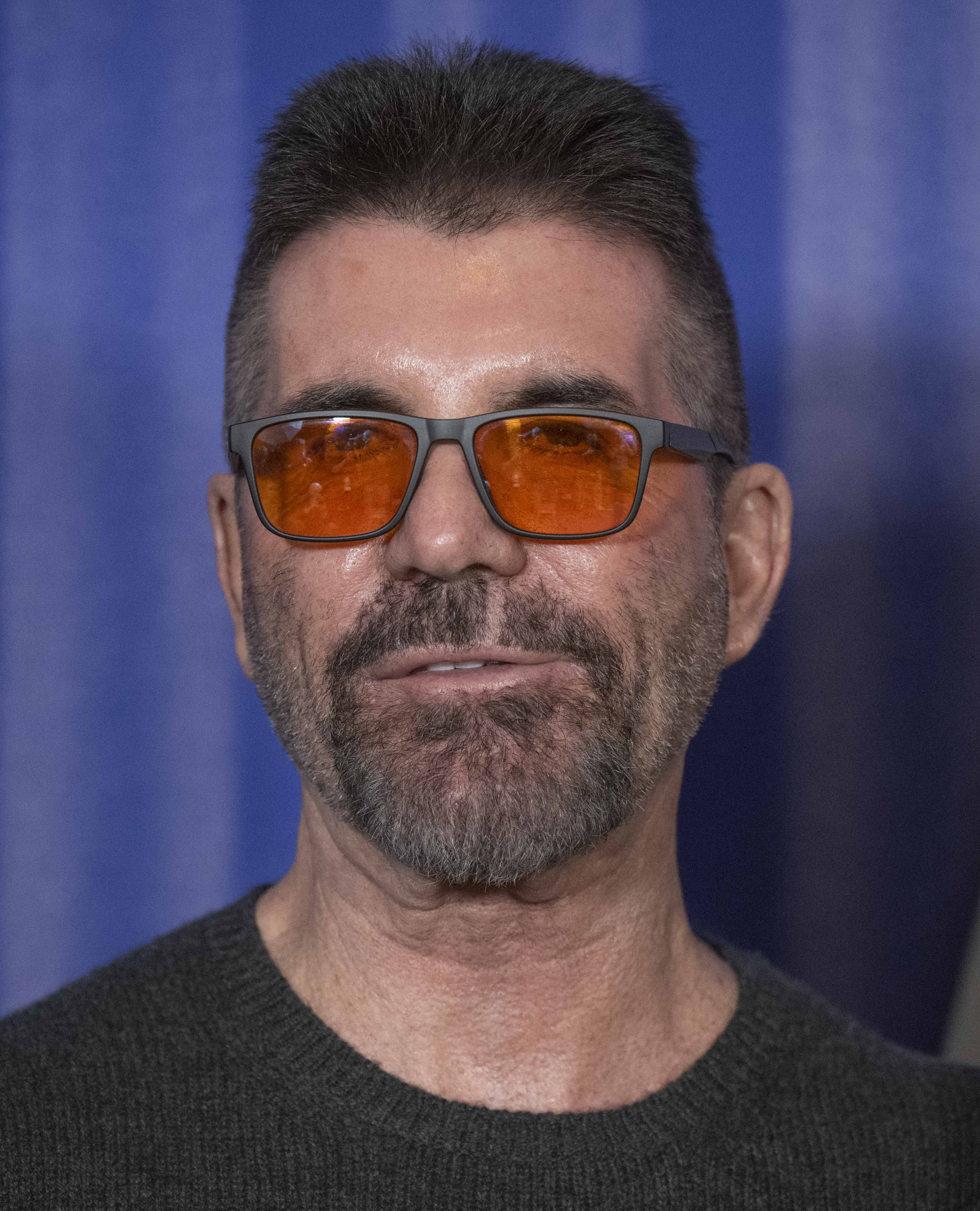 Simon Cowell mostrando su cara en la presentación a la prensa de su programa el 12 de febrero de 2025, en Londres, Inglaterra | Fuente: Getty Images