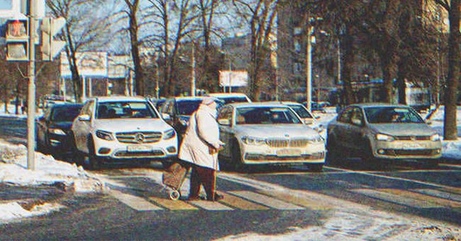 Mujer mayor cruzando la calle | Fuente: Shutterstock